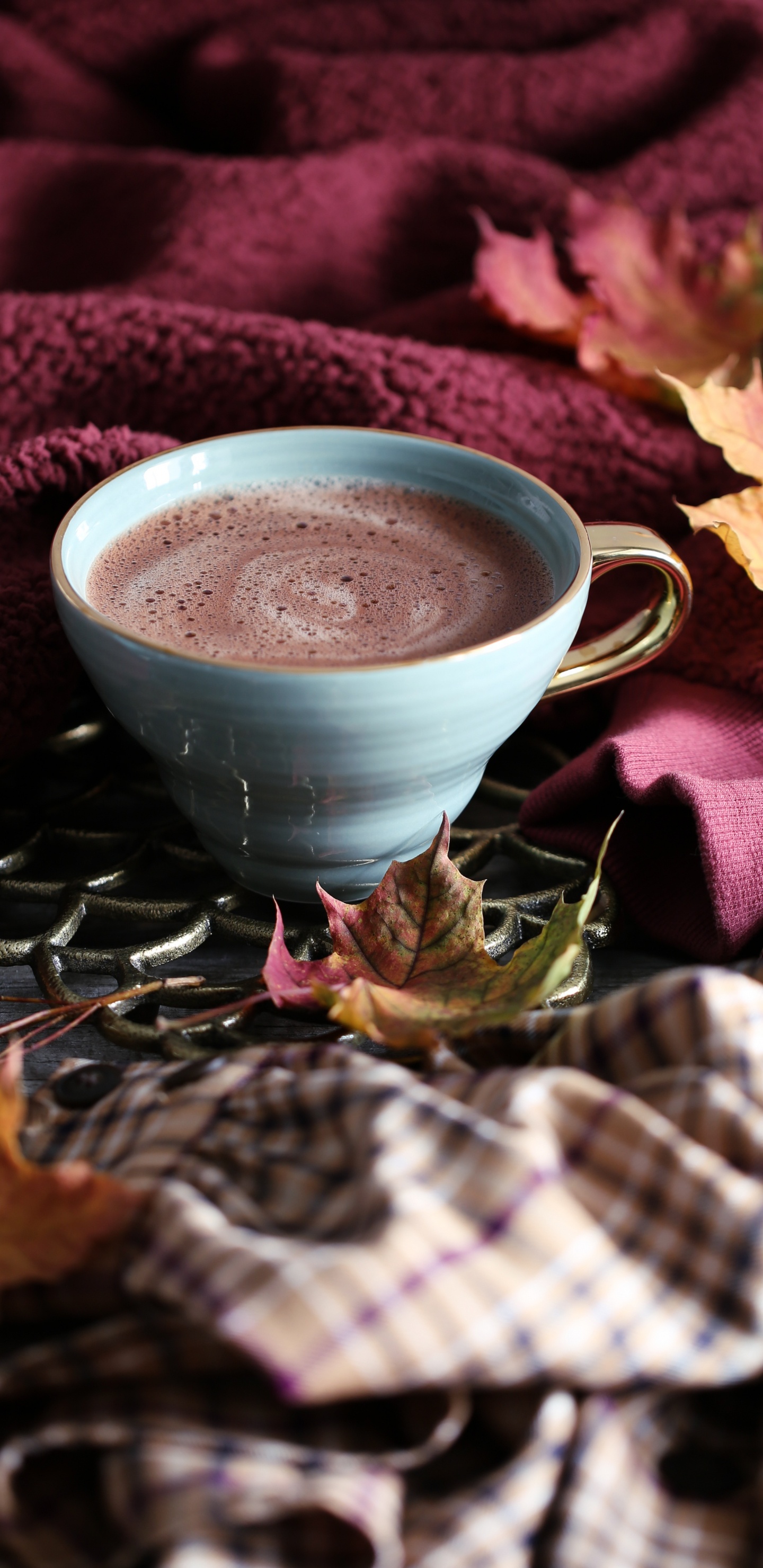 Taza de Cerámica Blanca Sobre Textil a Cuadros Blanco y Negro. Wallpaper in 1440x2960 Resolution