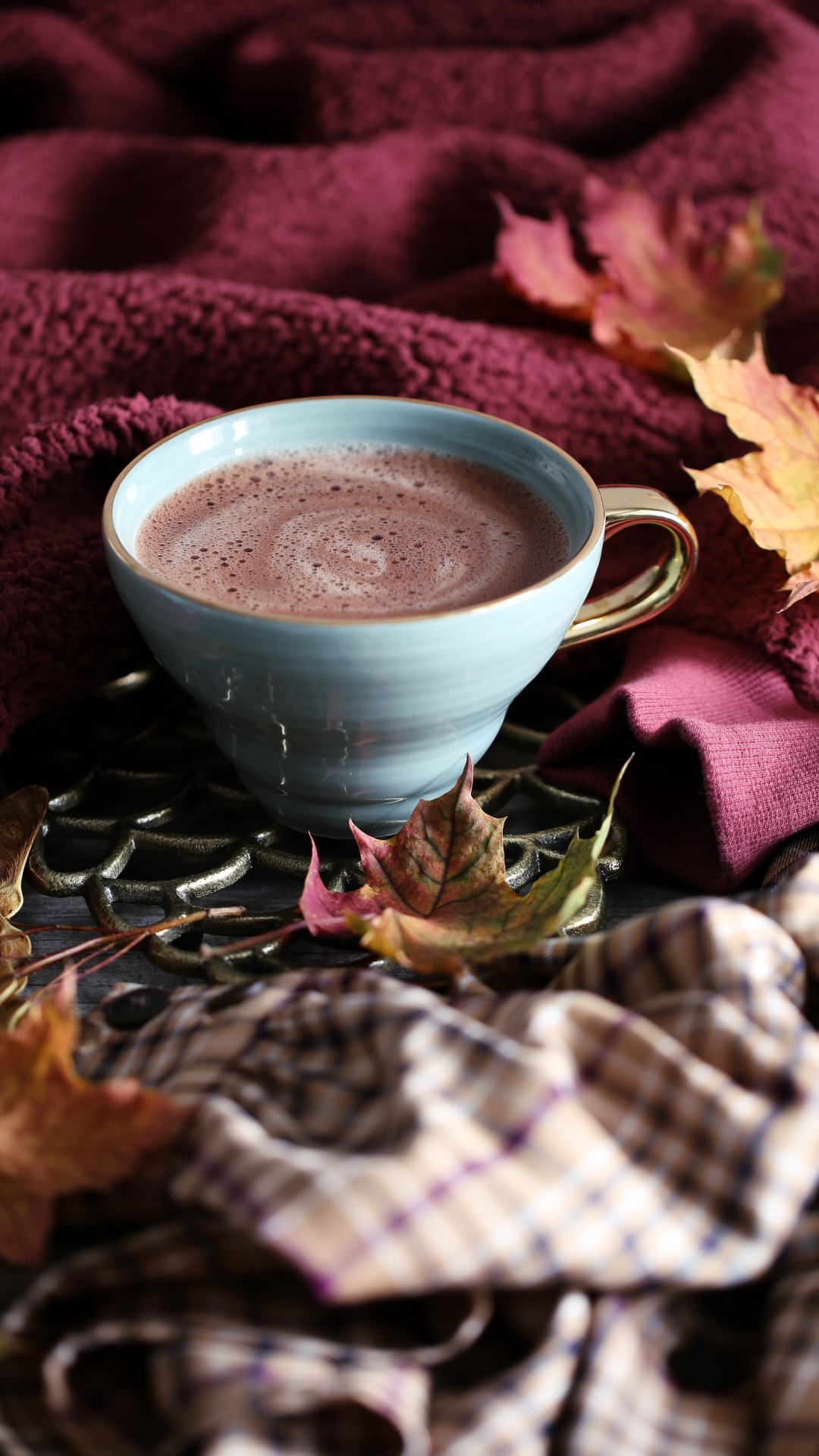 Weiße Keramiktasse Auf Weiß-schwarz Kariertem Textil. Wallpaper in 1080x1920 Resolution