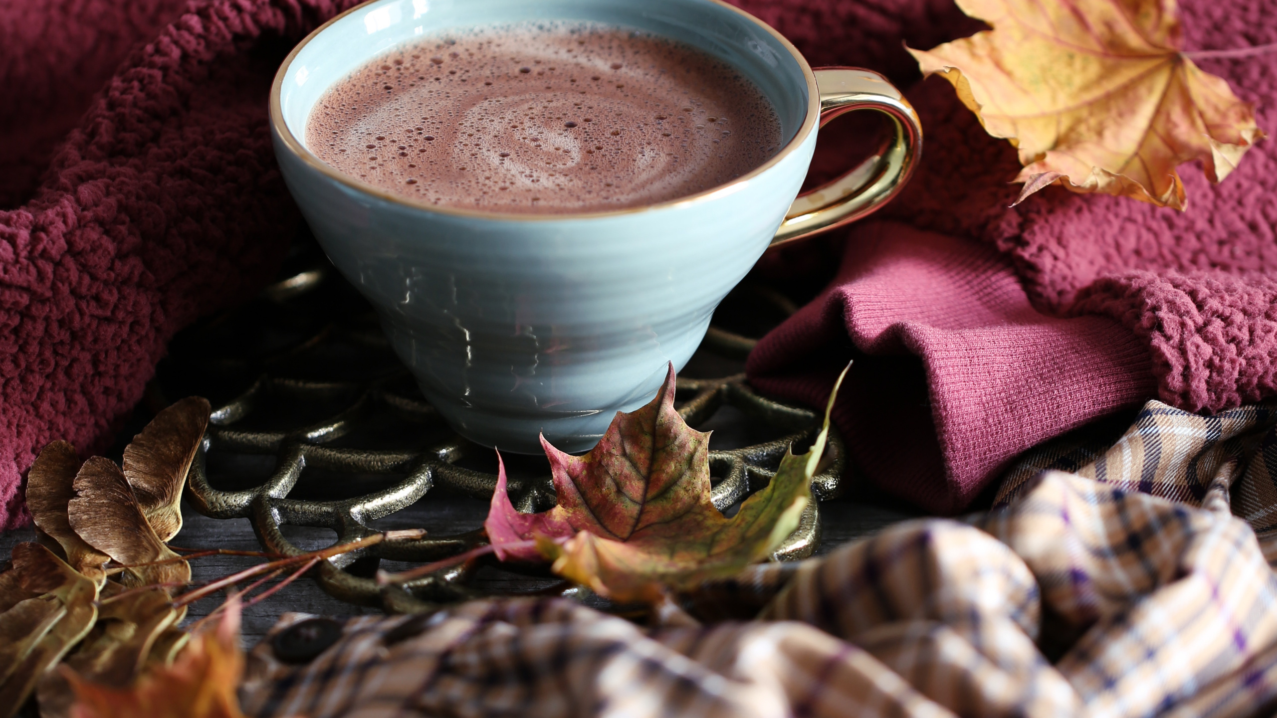 Weiße Keramiktasse Auf Weiß-schwarz Kariertem Textil. Wallpaper in 2560x1440 Resolution