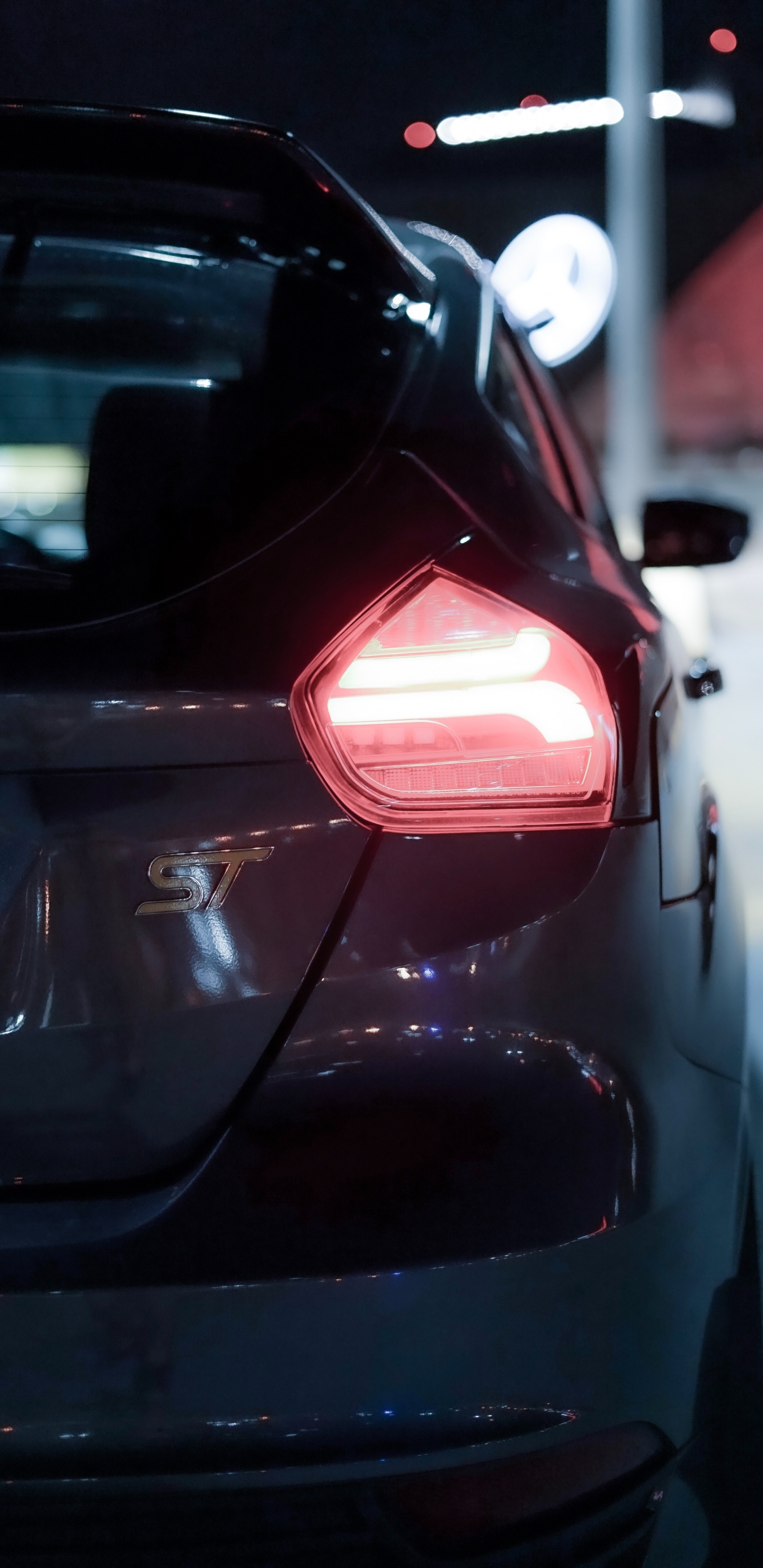 Voiture Noire Avec Feu Rouge. Wallpaper in 1440x2960 Resolution