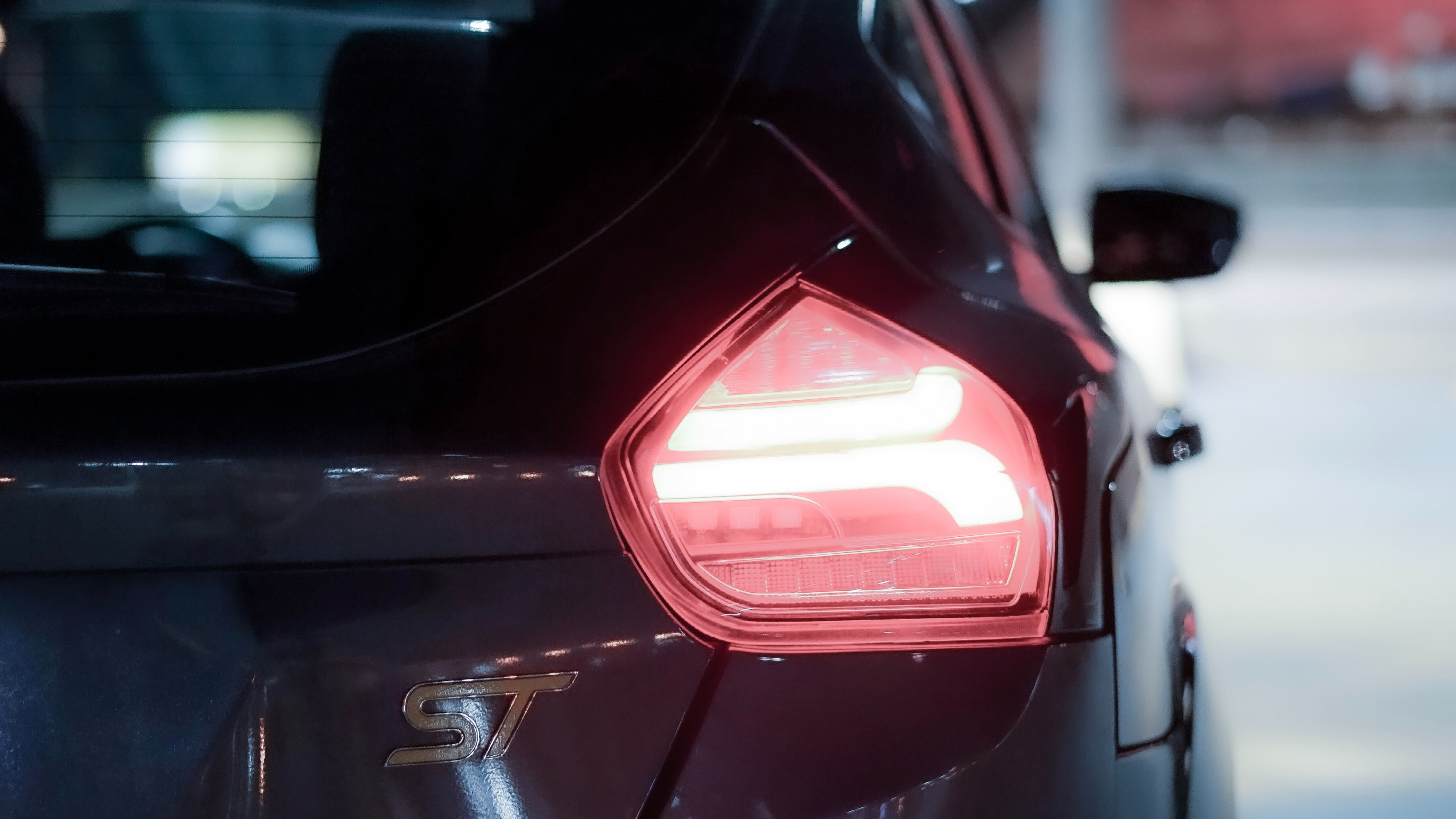 Voiture Noire Avec Feu Rouge. Wallpaper in 3840x2160 Resolution