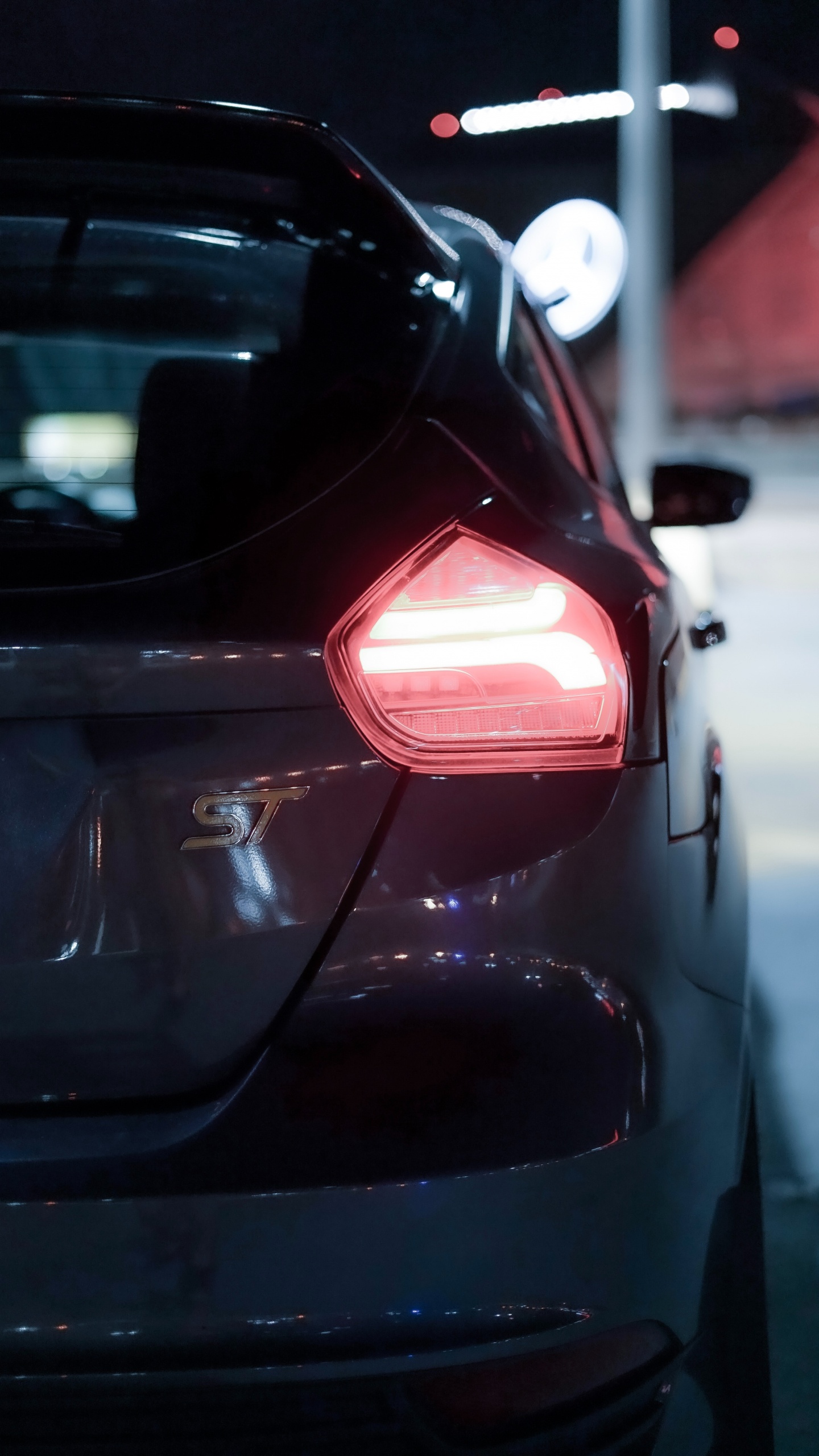 Coche Negro Con Luz Roja. Wallpaper in 1440x2560 Resolution