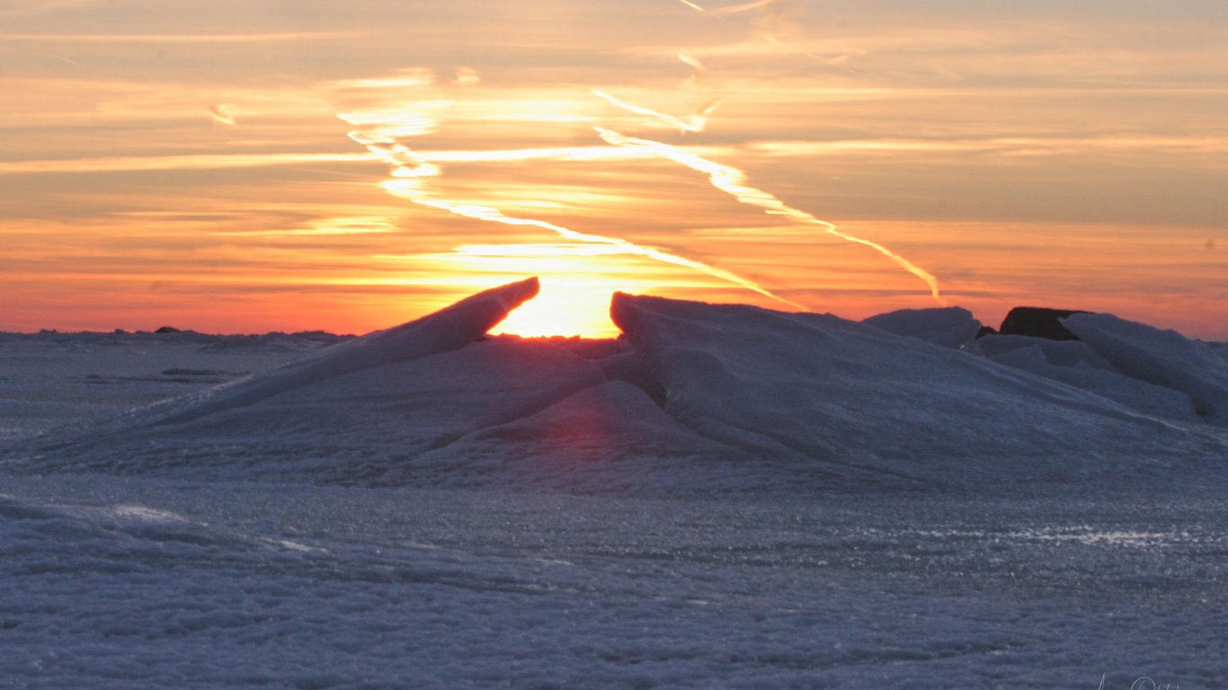 Sable Brun et Plan D'eau au Coucher du Soleil. Wallpaper in 1366x768 Resolution