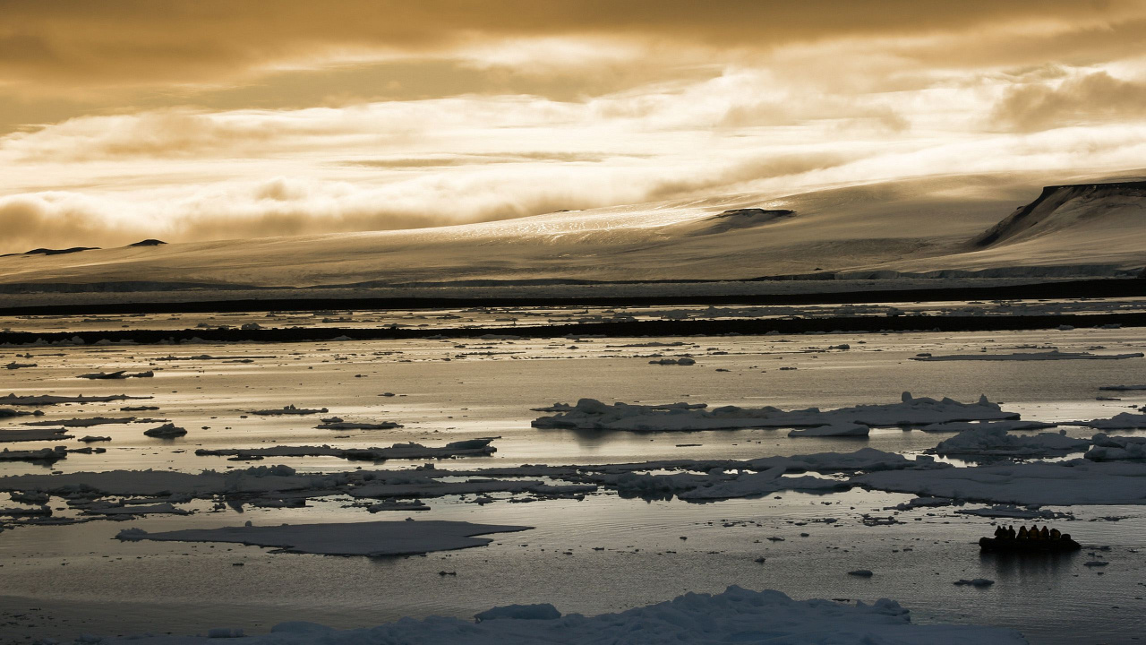 Les Vagues de L'océan S'écrasent Sur le Rivage au Coucher du Soleil. Wallpaper in 1280x720 Resolution