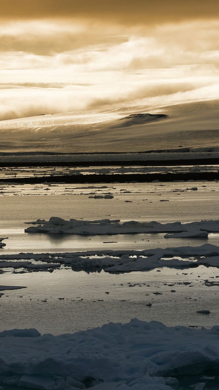 Les Vagues de L'océan S'écrasent Sur le Rivage au Coucher du Soleil. Wallpaper in 720x1280 Resolution