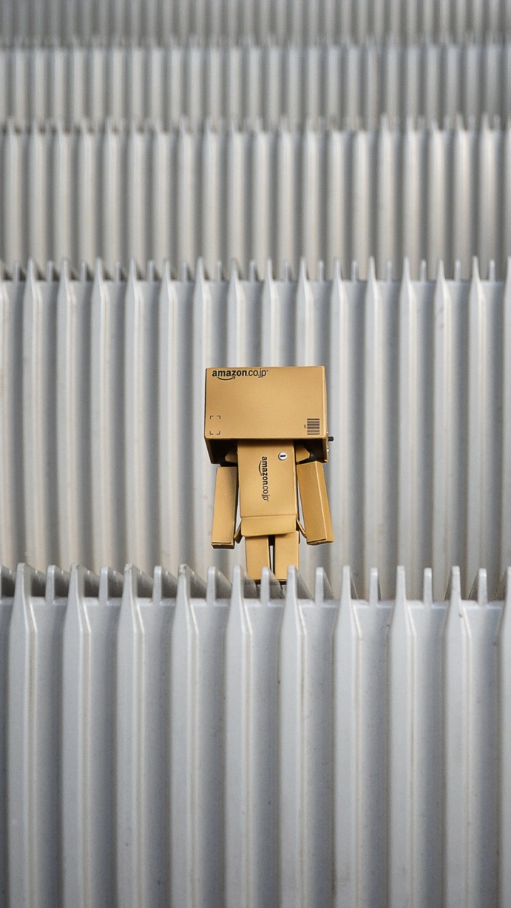 Caja de Cartón Marrón Sobre Persianas Blancas. Wallpaper in 720x1280 Resolution