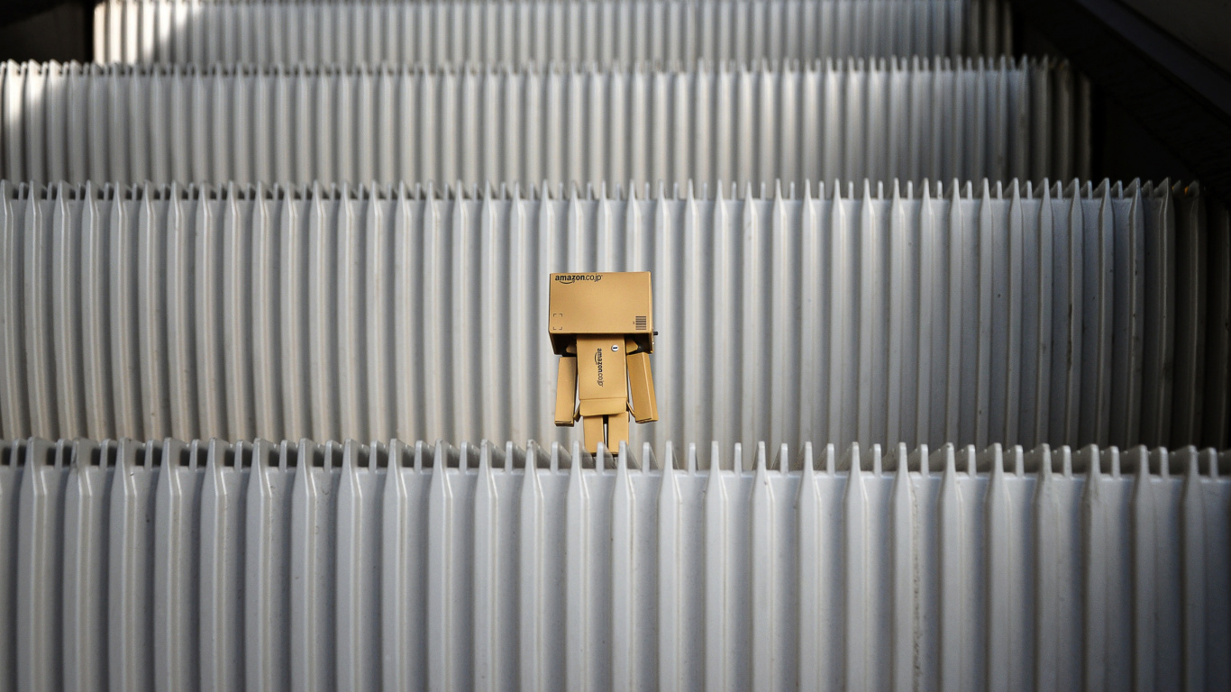 Boîte en Carton Marron Sur Les Stores Blancs. Wallpaper in 1366x768 Resolution