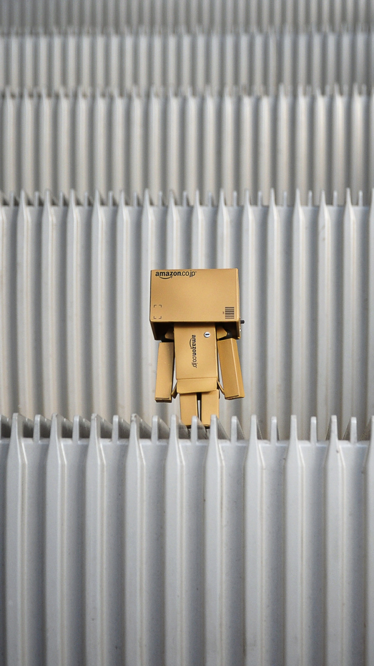 Boîte en Carton Marron Sur Les Stores Blancs. Wallpaper in 750x1334 Resolution