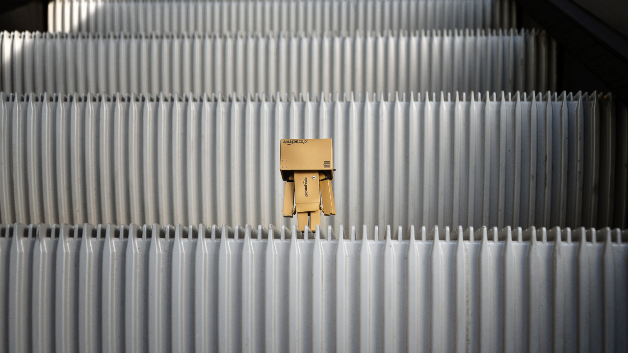 Brauner Karton Auf Weißen Jalousien. Wallpaper in 1280x720 Resolution