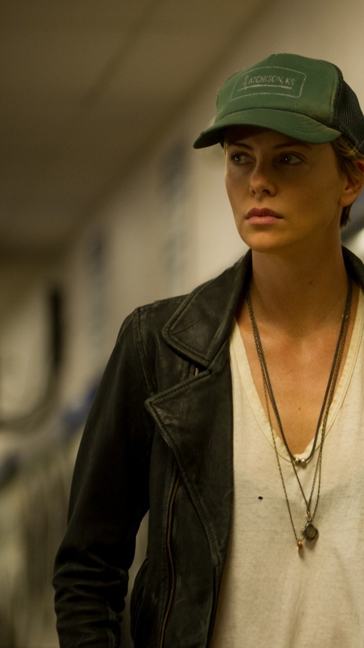 Hombre Con Chaqueta de Cuero Negro de Pie Cerca de la Lavadora de Carga Frontal. Wallpaper in 720x1280 Resolution