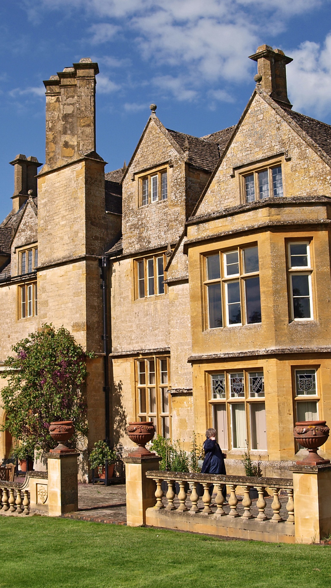 Braunes Betongebäude Mit Grünem Rasen. Wallpaper in 1080x1920 Resolution