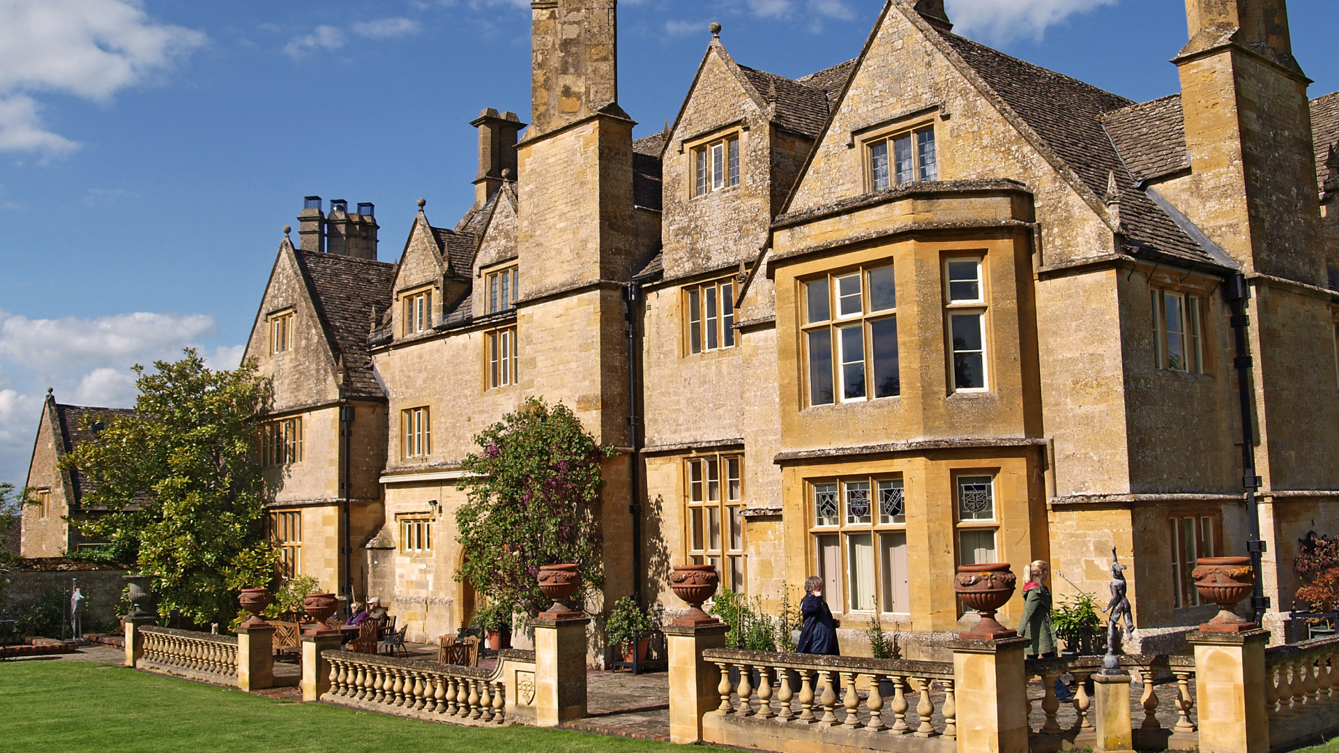 Edificio de Hormigón Marrón Con Césped Verde. Wallpaper in 1920x1080 Resolution