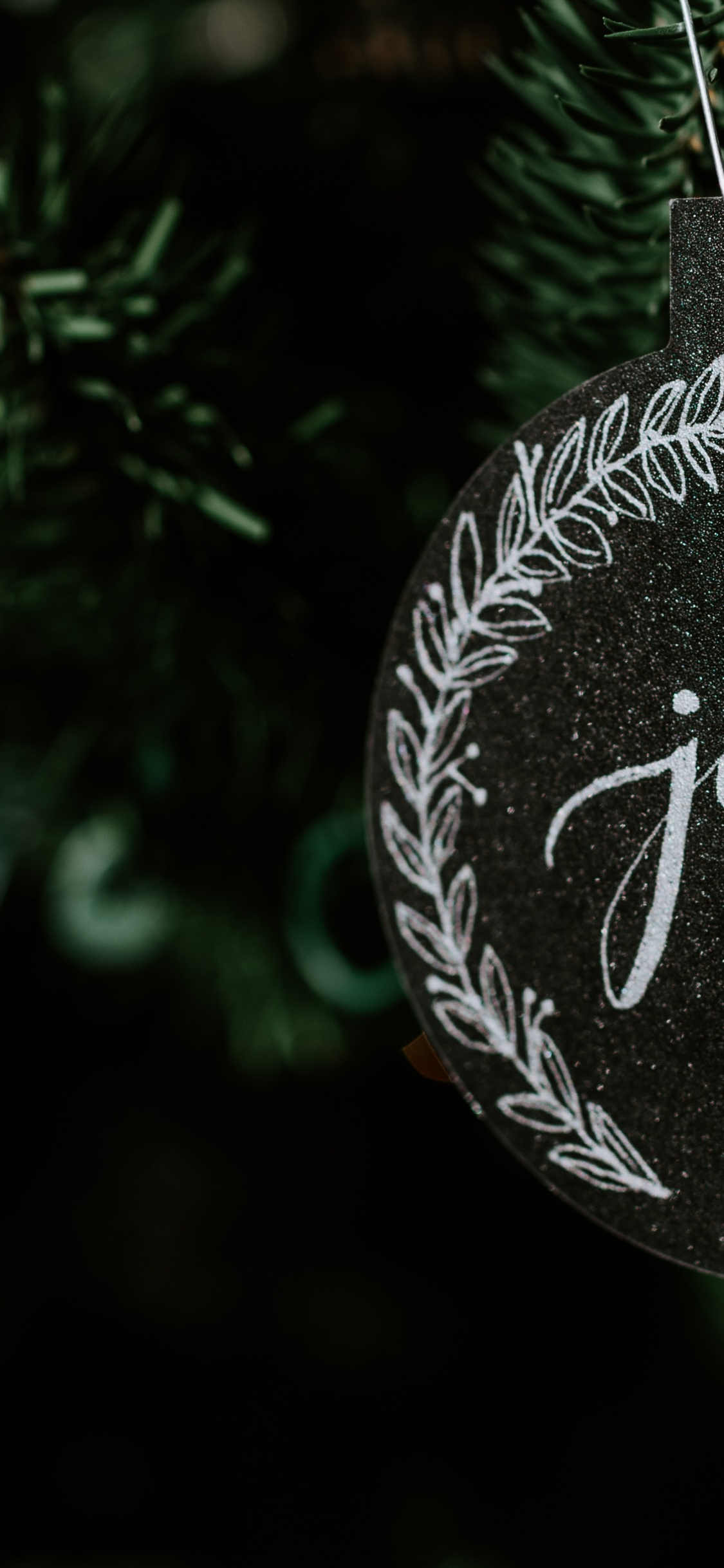 Pendentif Joyeux Nouvel an Noir et Blanc. Wallpaper in 1125x2436 Resolution