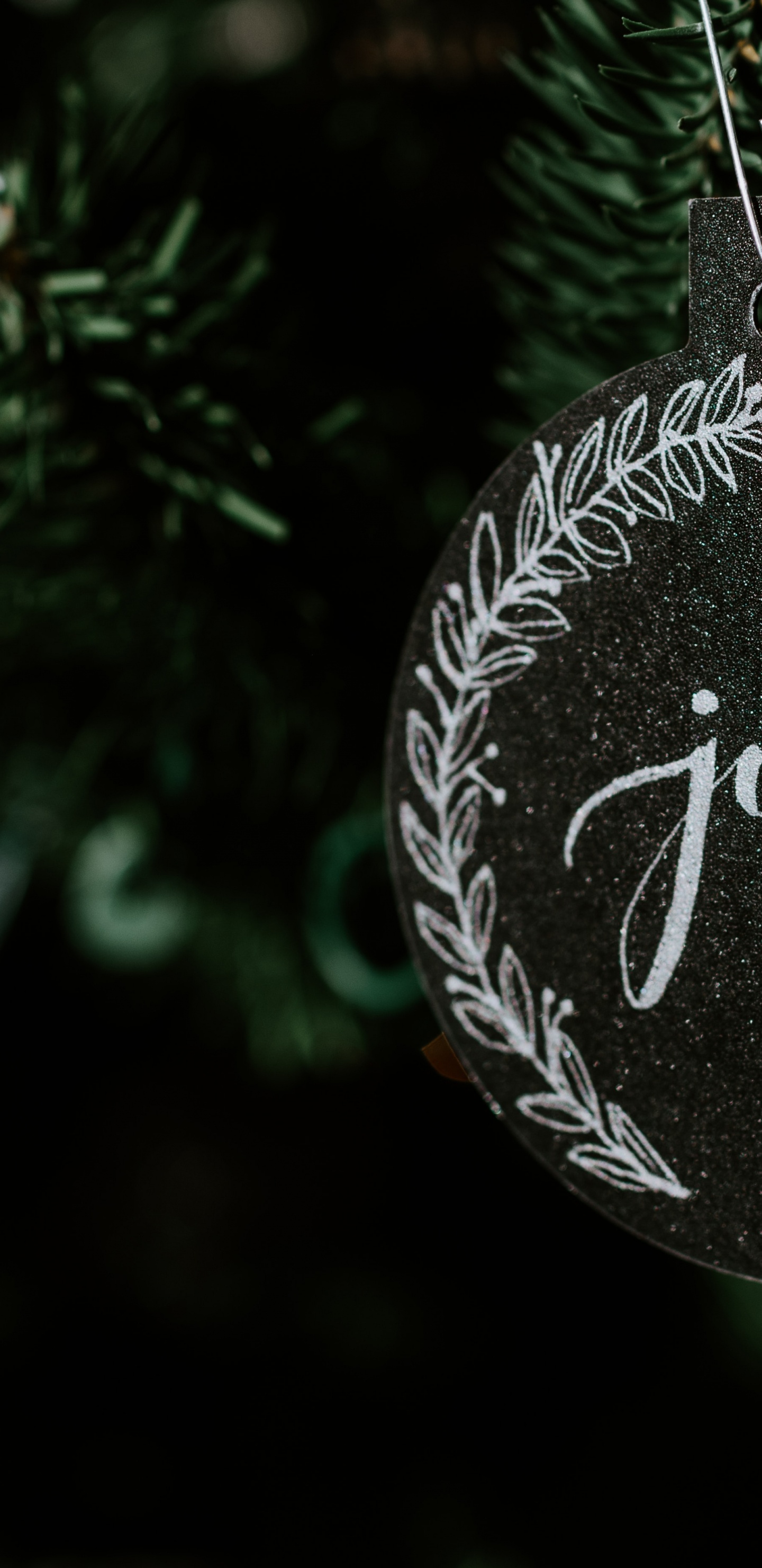 Pendentif Joyeux Nouvel an Noir et Blanc. Wallpaper in 1440x2960 Resolution