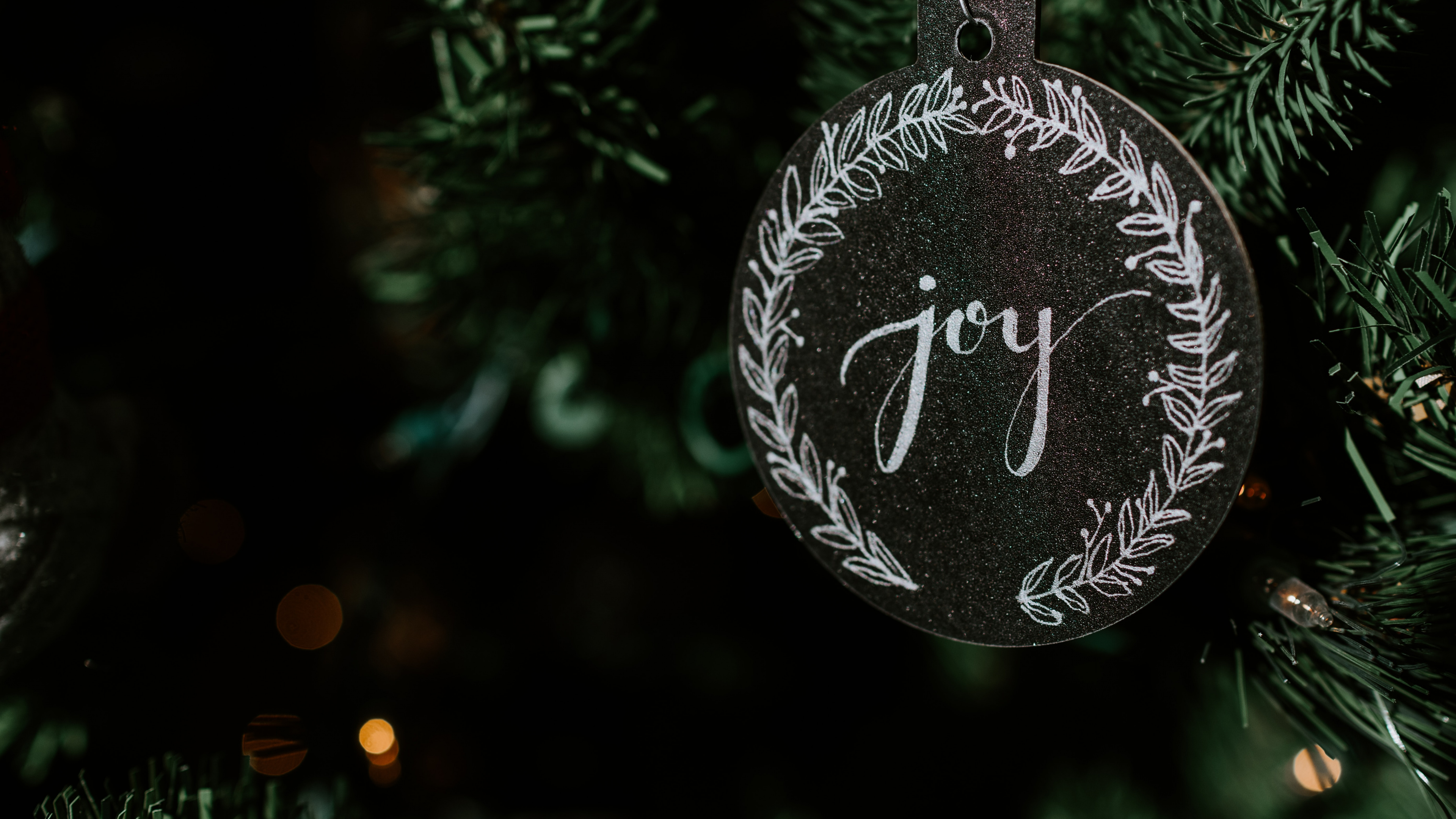 Pendentif Joyeux Nouvel an Noir et Blanc. Wallpaper in 3840x2160 Resolution