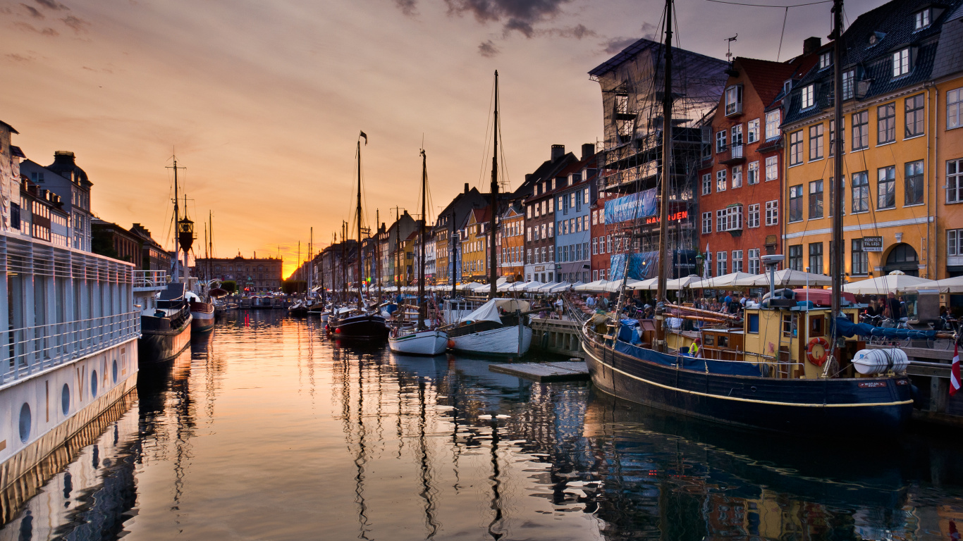 Barco Blanco y Azul en el Muelle Durante el Día. Wallpaper in 1366x768 Resolution