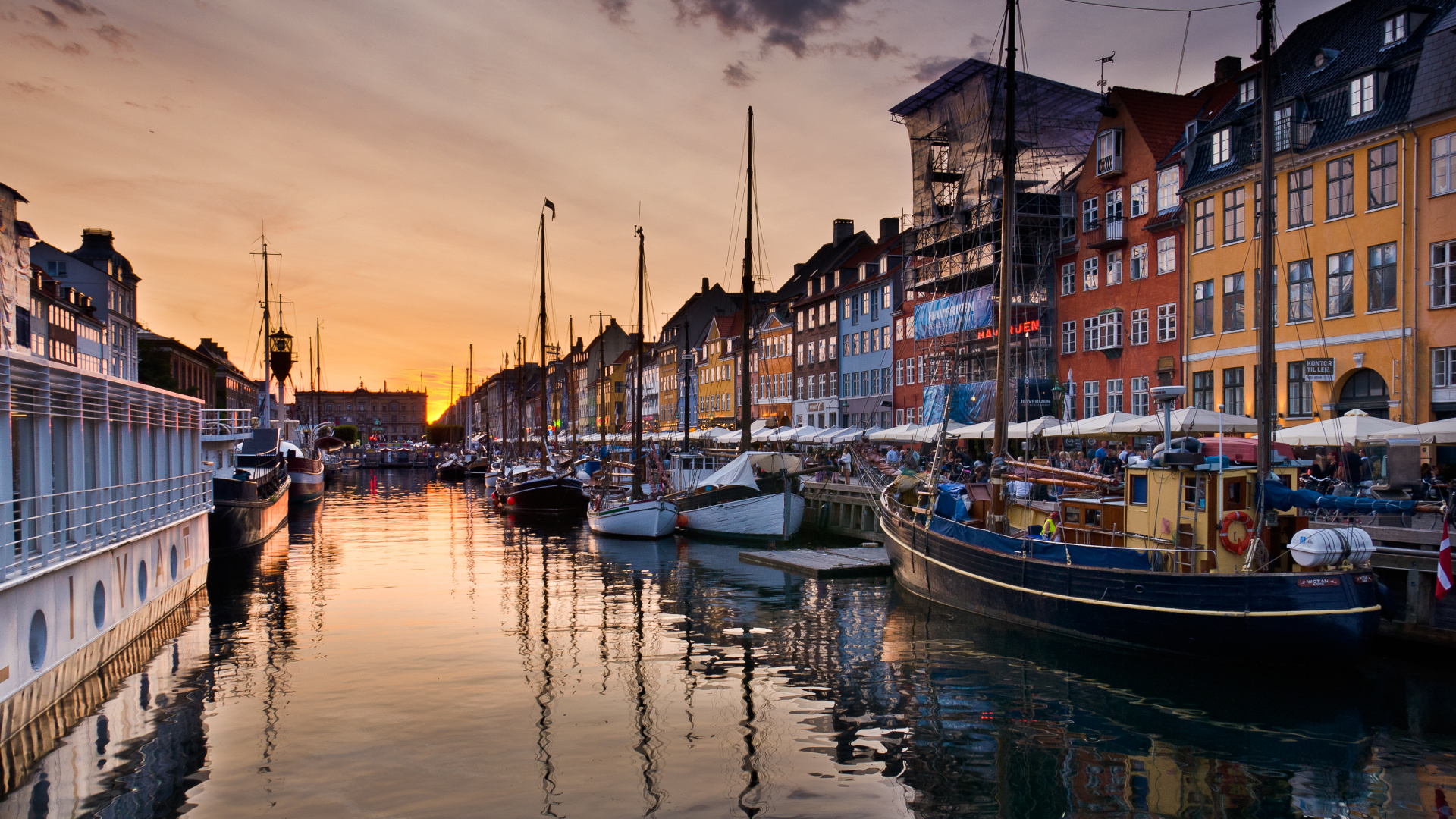 Weißes Und Blaues Boot Tagsüber am Dock. Wallpaper in 1920x1080 Resolution