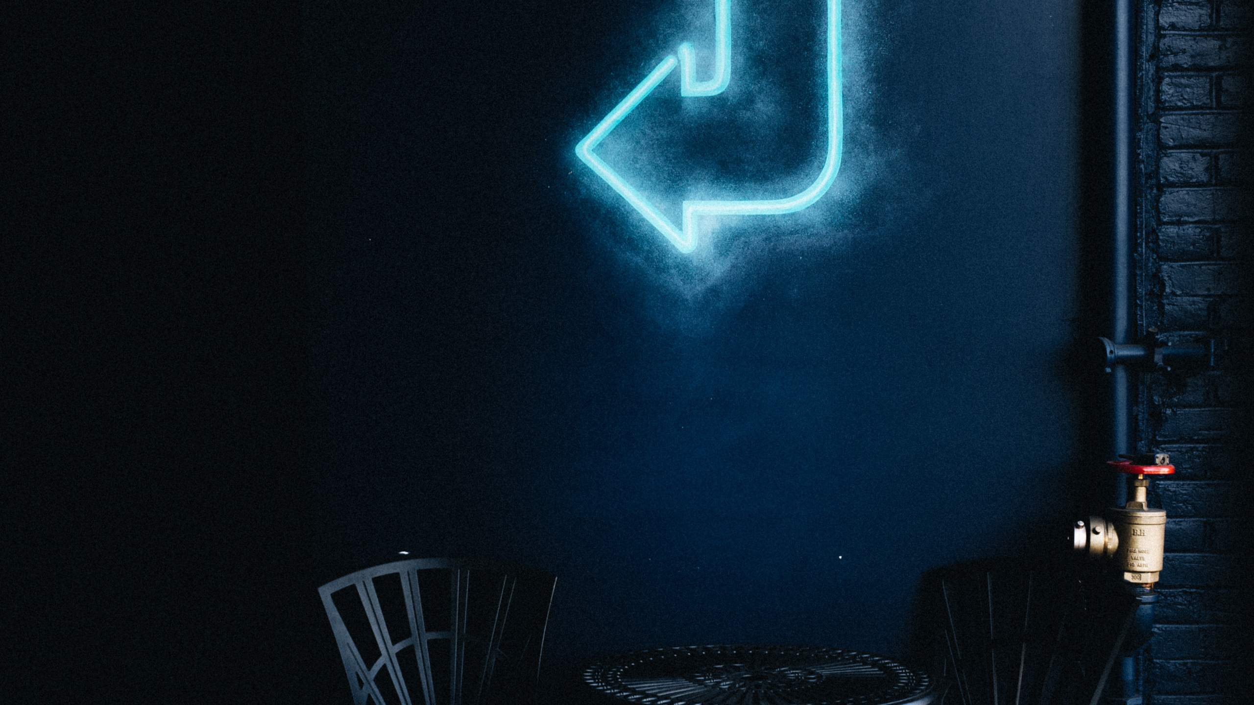 Neon Arrow, Neon Sign, Neon, Neon Lighting, Party Neon Sign. Wallpaper in 2560x1440 Resolution