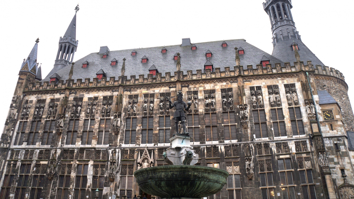 Tagsüber Braunes Und Weißes Betongebäude. Wallpaper in 1366x768 Resolution