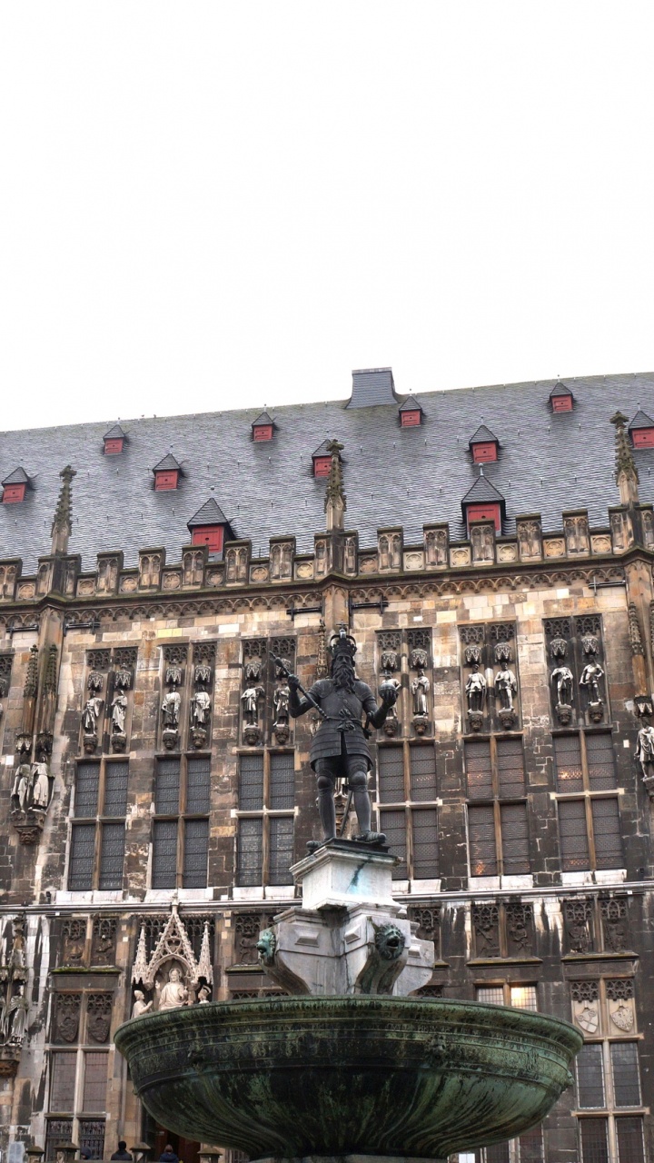 Bâtiment en Béton Marron et Blanc Pendant la Journée. Wallpaper in 720x1280 Resolution