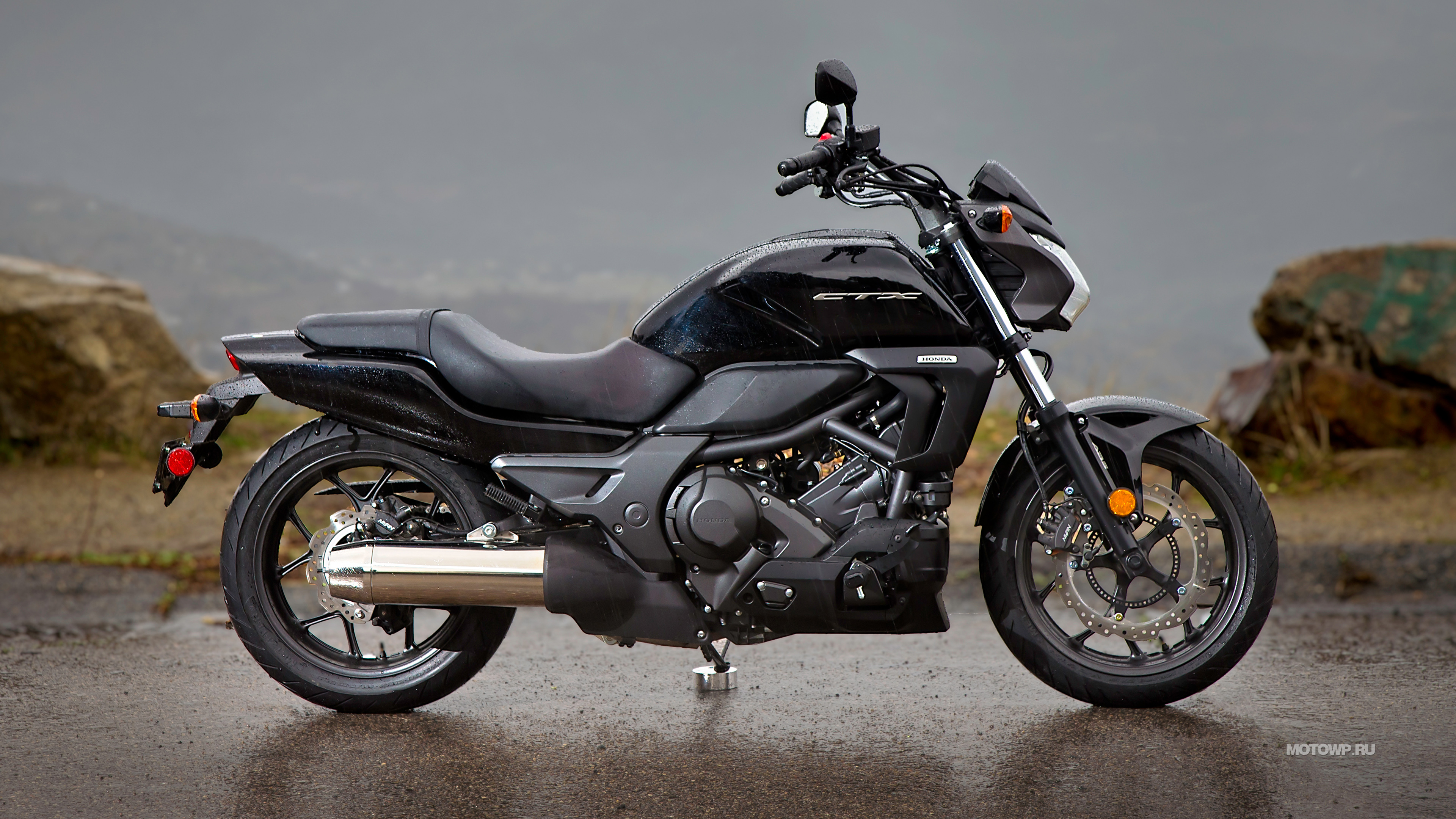 Black and Gray Sports Bike. Wallpaper in 3840x2160 Resolution