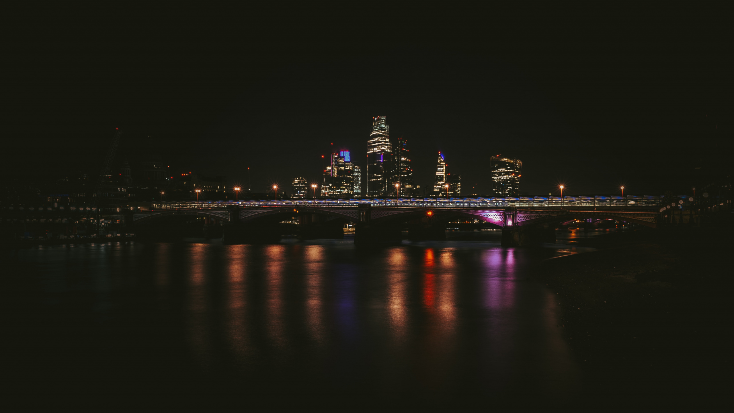 Luces de la Ciudad Durante la Noche. Wallpaper in 2560x1440 Resolution