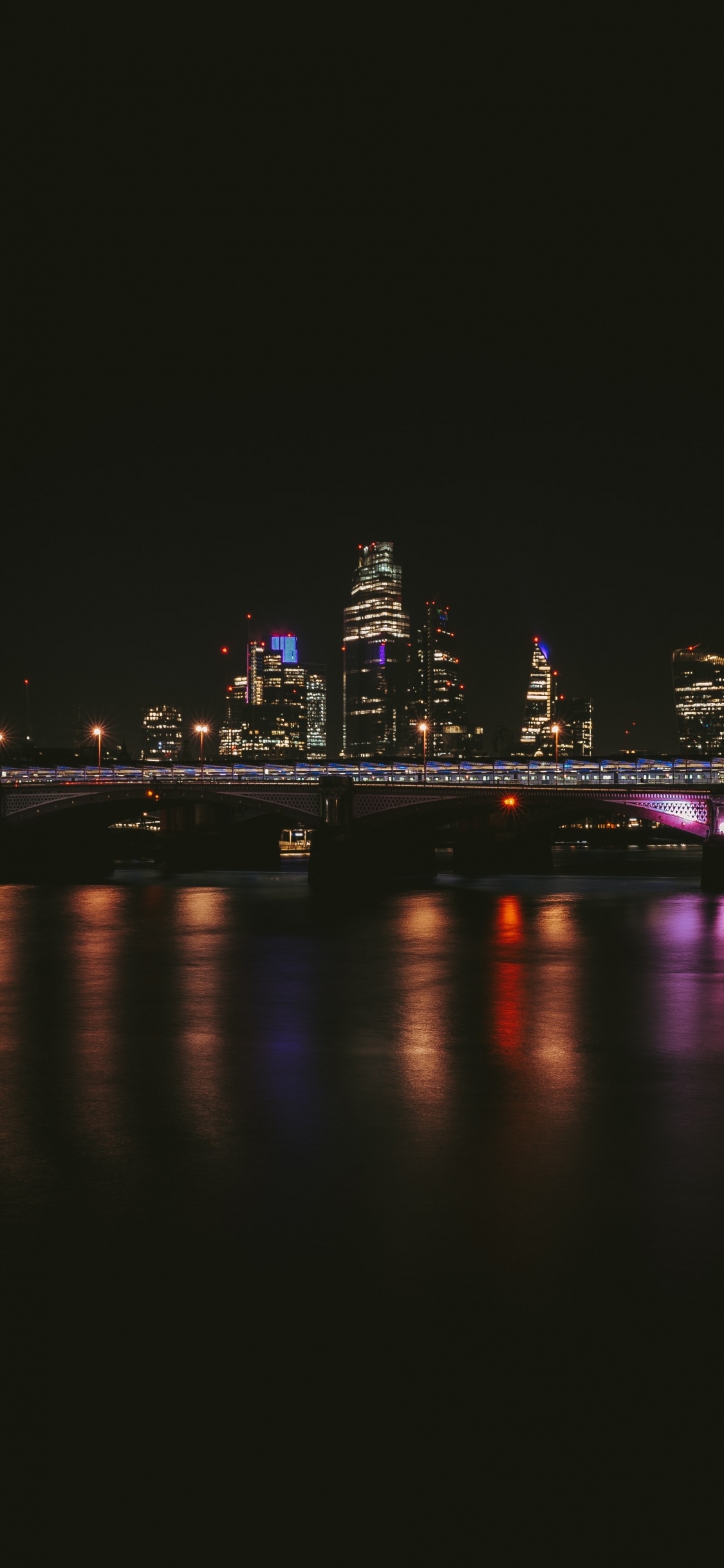 Lichter Der Stadt Während Der Nacht. Wallpaper in 1125x2436 Resolution