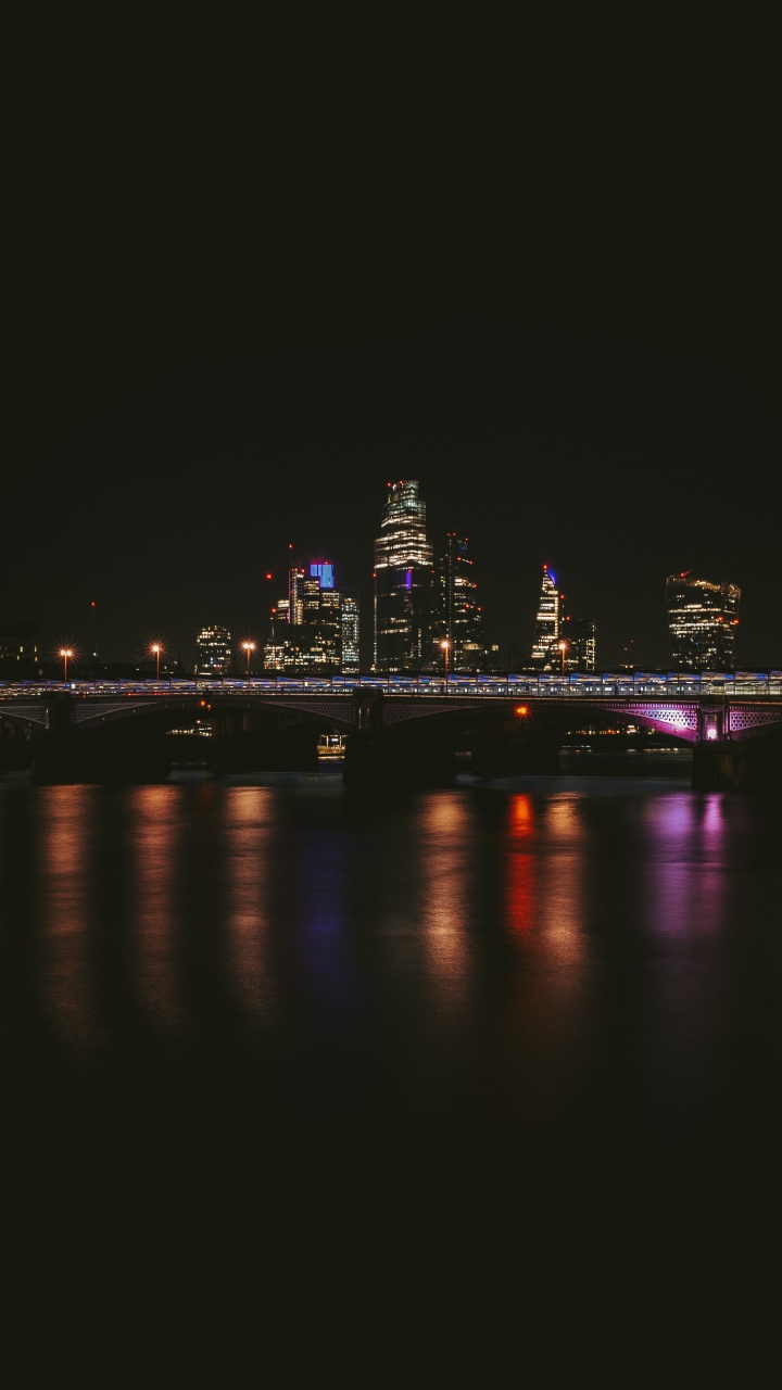 Lichter Der Stadt Während Der Nacht. Wallpaper in 720x1280 Resolution