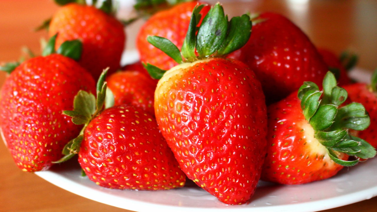 Fresas Rojas Sobre Placa de Cerámica Blanca. Wallpaper in 1280x720 Resolution