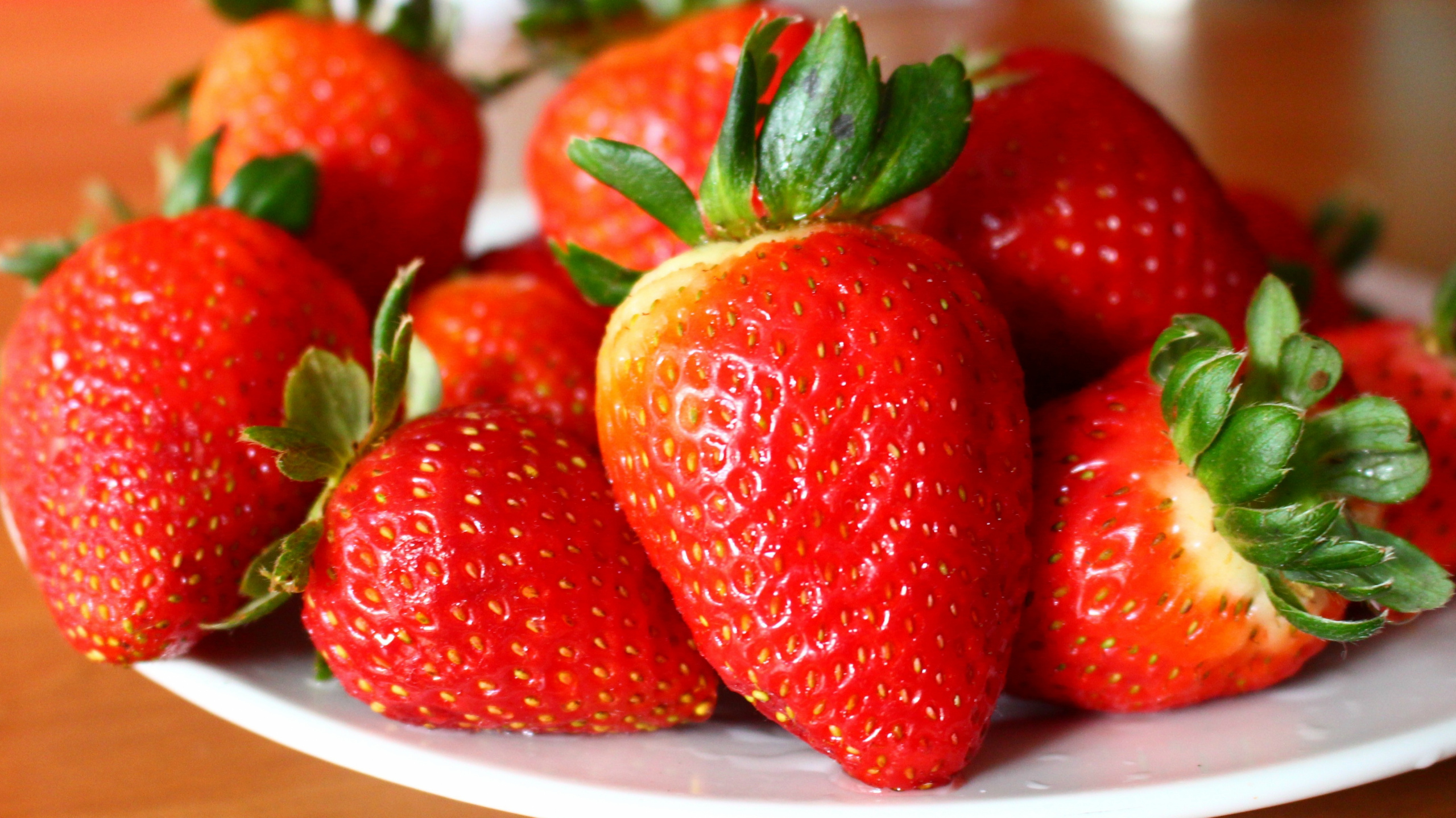 Fresas Rojas Sobre Placa de Cerámica Blanca. Wallpaper in 2560x1440 Resolution