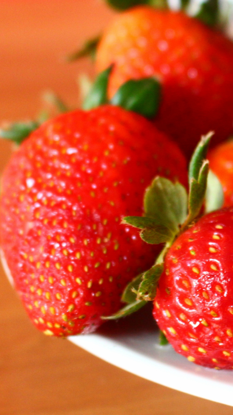 Rote Erdbeeren Auf Weißem Keramikteller. Wallpaper in 750x1334 Resolution