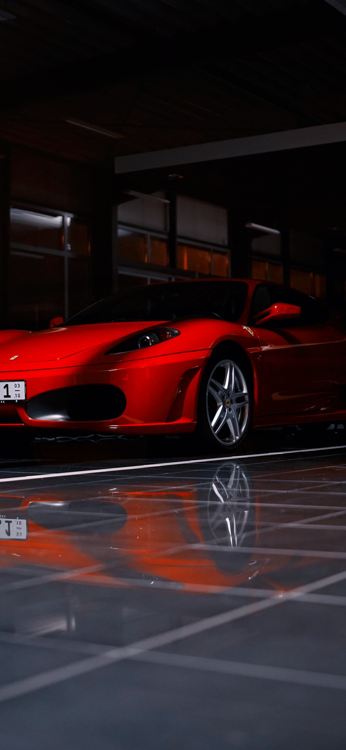 Ferrari 458 Italia Rojo Estacionado en el Estacionamiento. Wallpaper in 1125x2436 Resolution