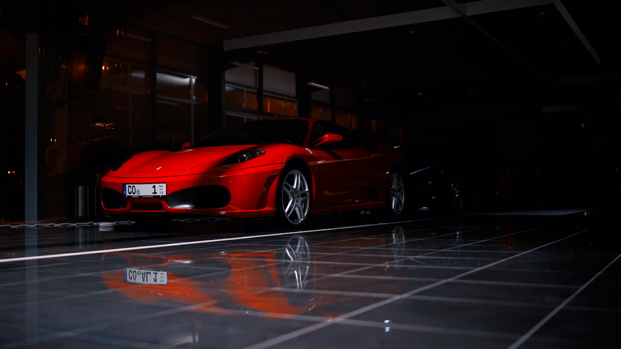 Ferrari 458 Italia Rojo Estacionado en el Estacionamiento. Wallpaper in 1280x720 Resolution