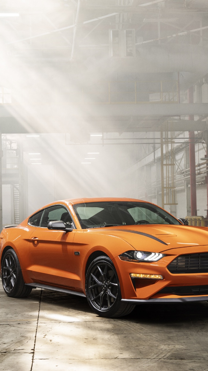 Naranja BMW M 3 Coupe Estacionado en la Carretera. Wallpaper in 720x1280 Resolution