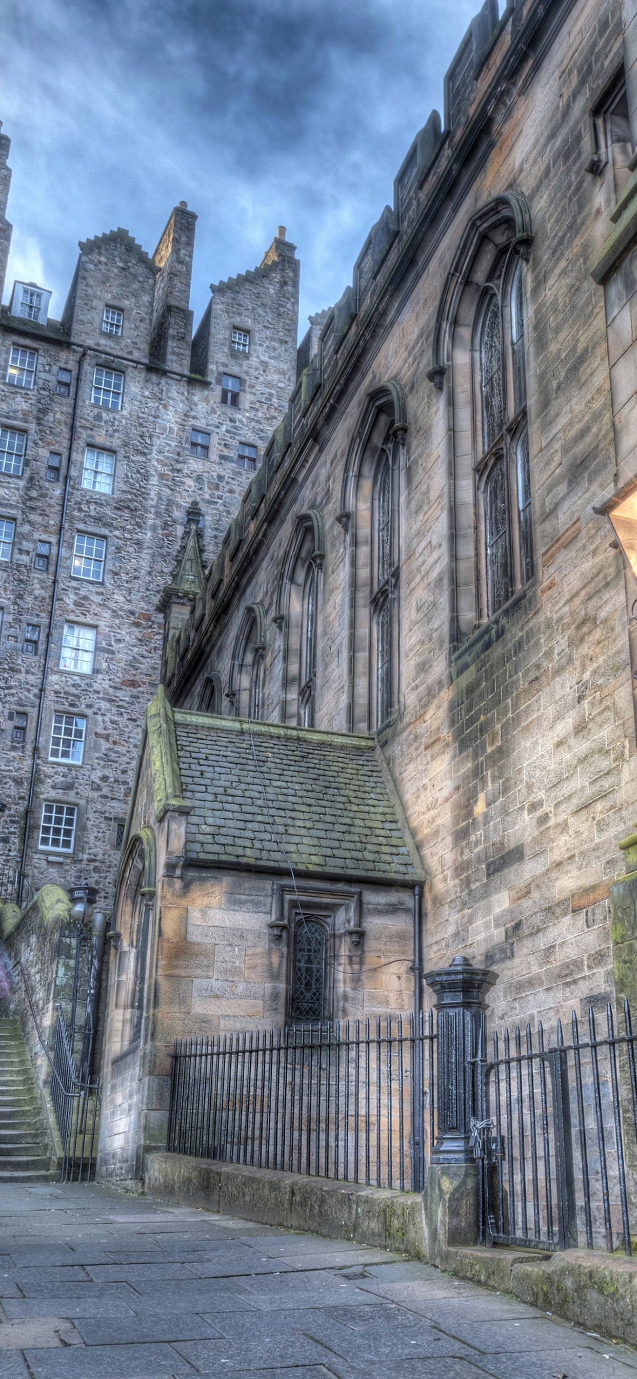 Bâtiment en Briques Brunes Sous Ciel Nuageux Pendant la Journée. Wallpaper in 1242x2688 Resolution