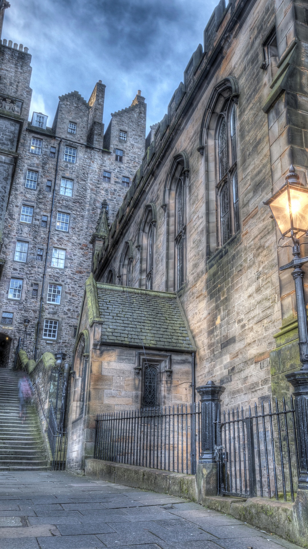 Braunes Backsteingebäude Bei Bewölktem Himmel Tagsüber. Wallpaper in 1080x1920 Resolution