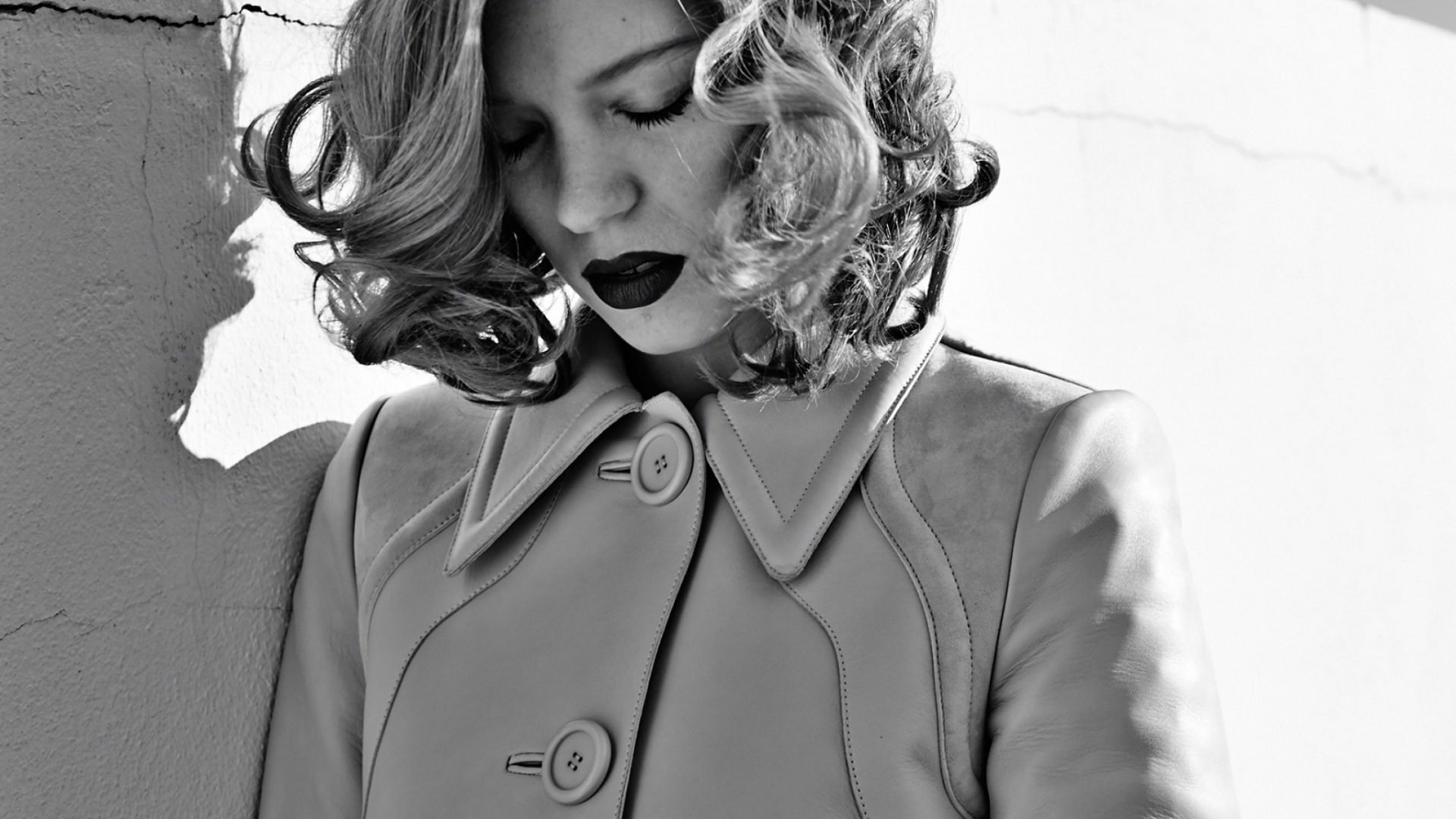 Femme en Manteau Avec Bague en Argent. Wallpaper in 1920x1080 Resolution