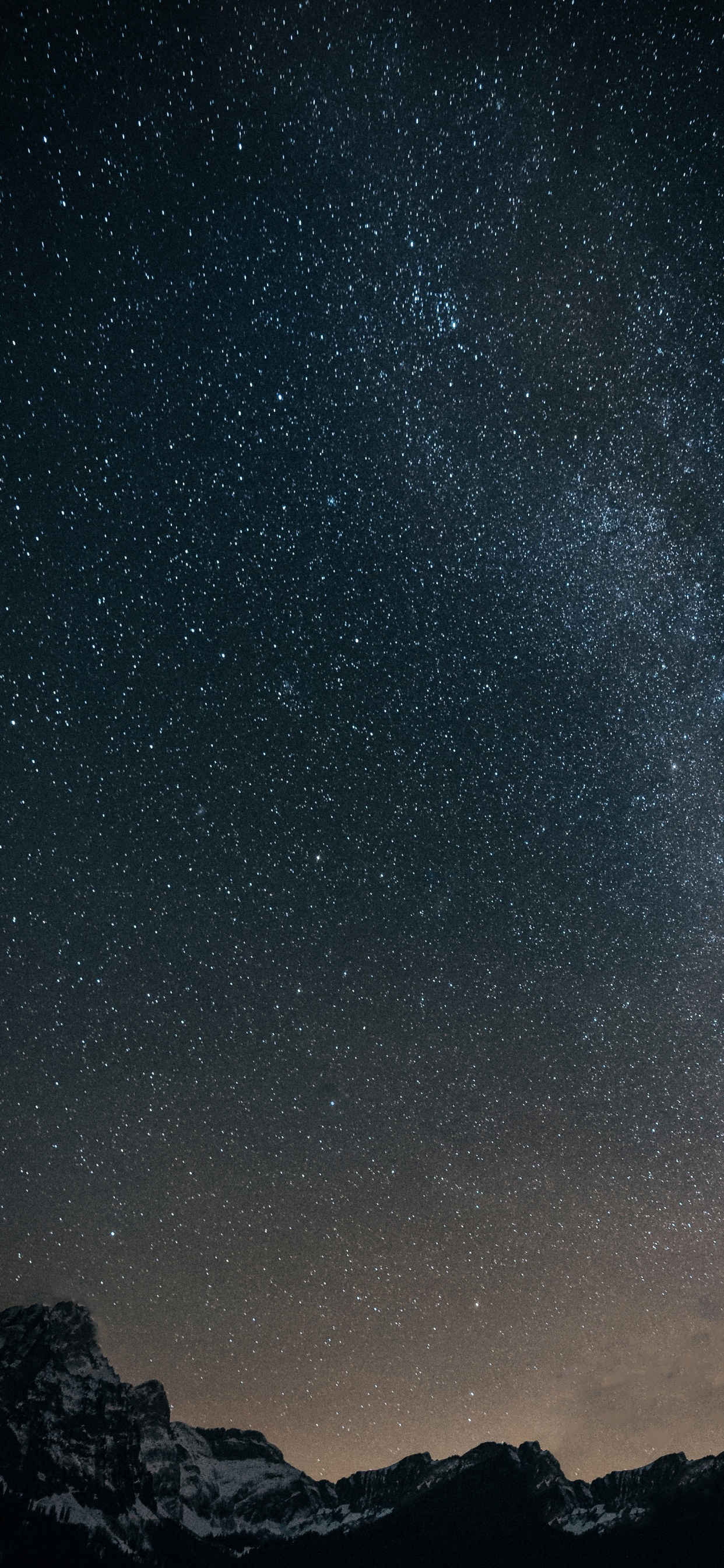 Schwarz-weißer Berg Unter Sternennacht. Wallpaper in 1242x2688 Resolution