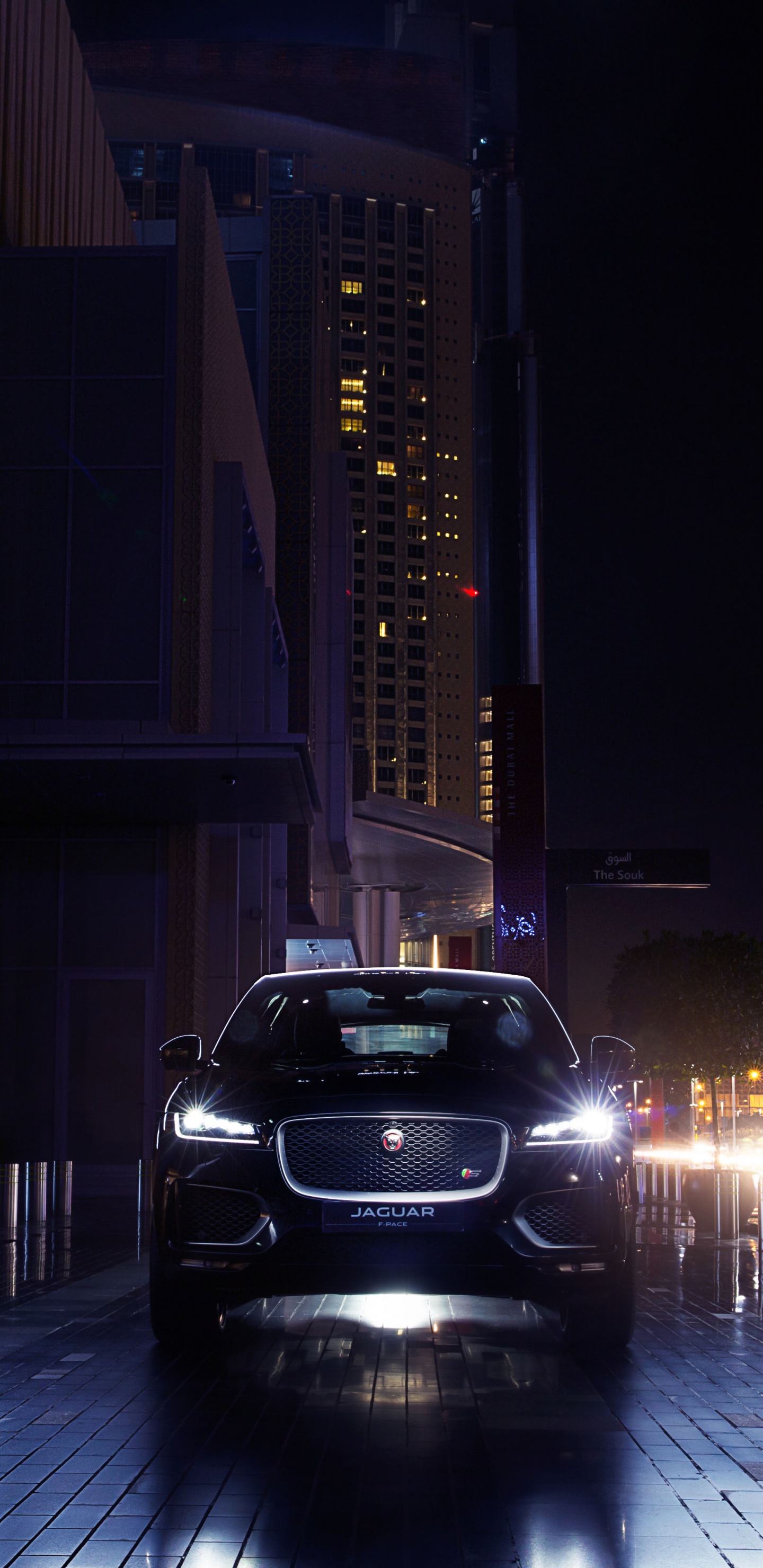 Schwarzes Auto, Das Nachts in Der Nähe Des Gebäudes Geparkt Ist. Wallpaper in 1440x2960 Resolution