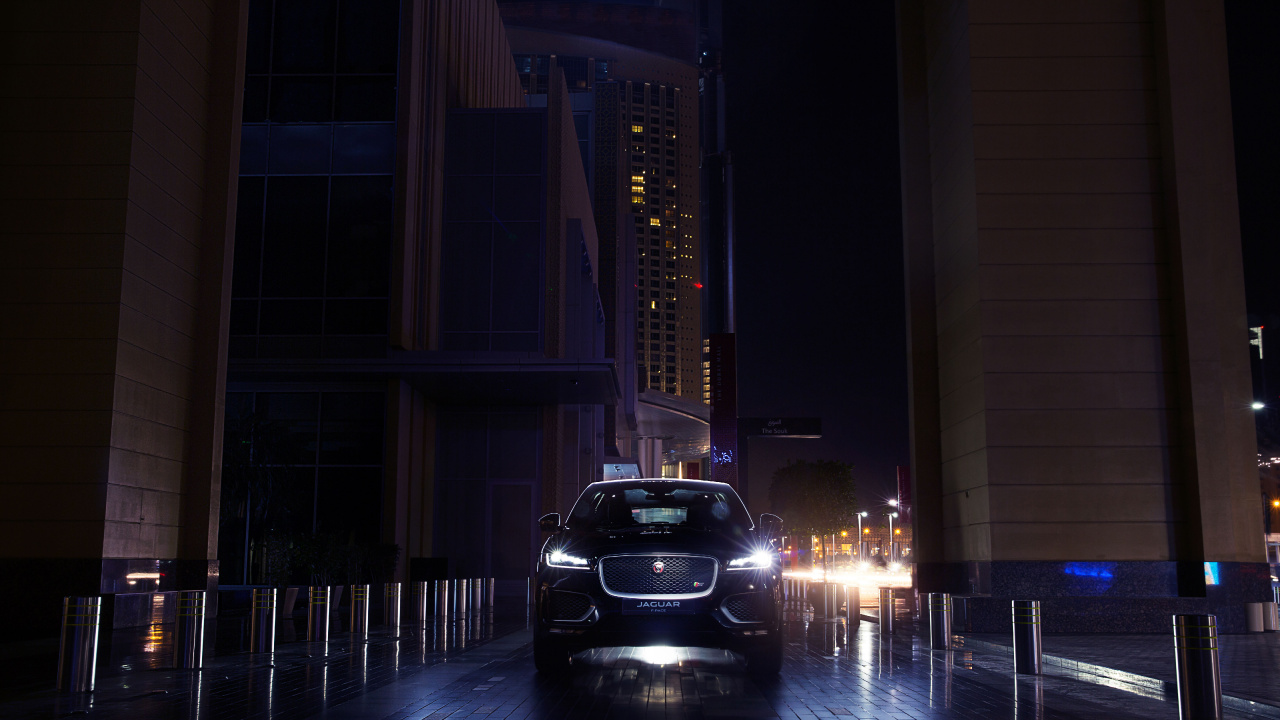 Voiture Noire Garée Près du Bâtiment Pendant la Nuit. Wallpaper in 1280x720 Resolution