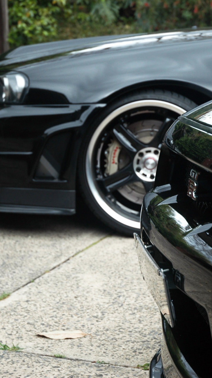 Schwarzes Auto Auf Grauem Betonboden. Wallpaper in 720x1280 Resolution