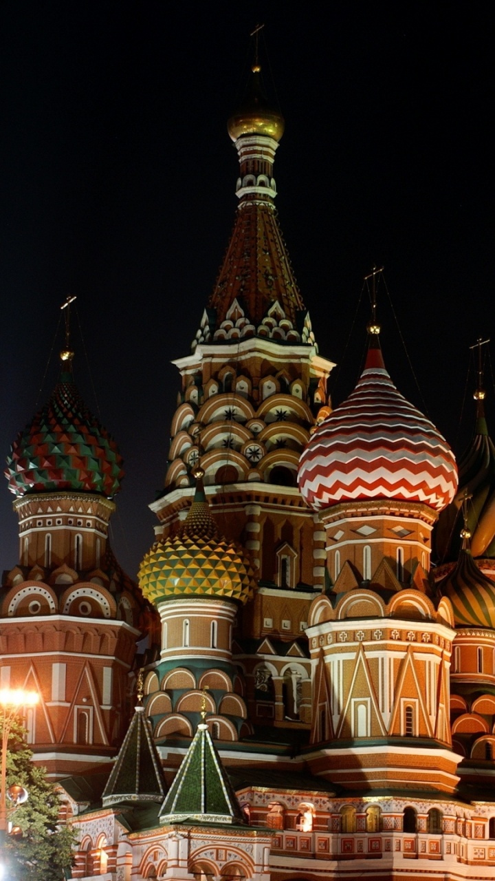 Braunes Und Grünes Betongebäude Während Der Nacht. Wallpaper in 720x1280 Resolution