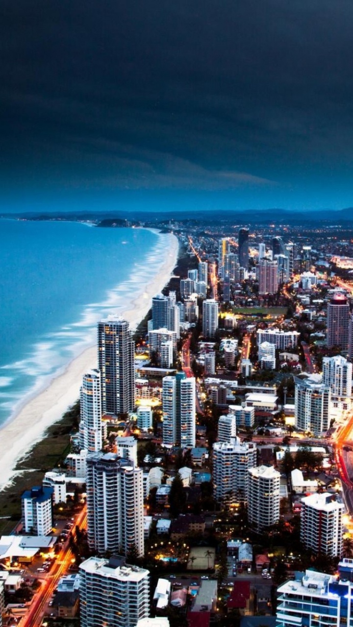 Vista Aérea de Los Edificios de la Ciudad Durante la Noche.. Wallpaper in 720x1280 Resolution