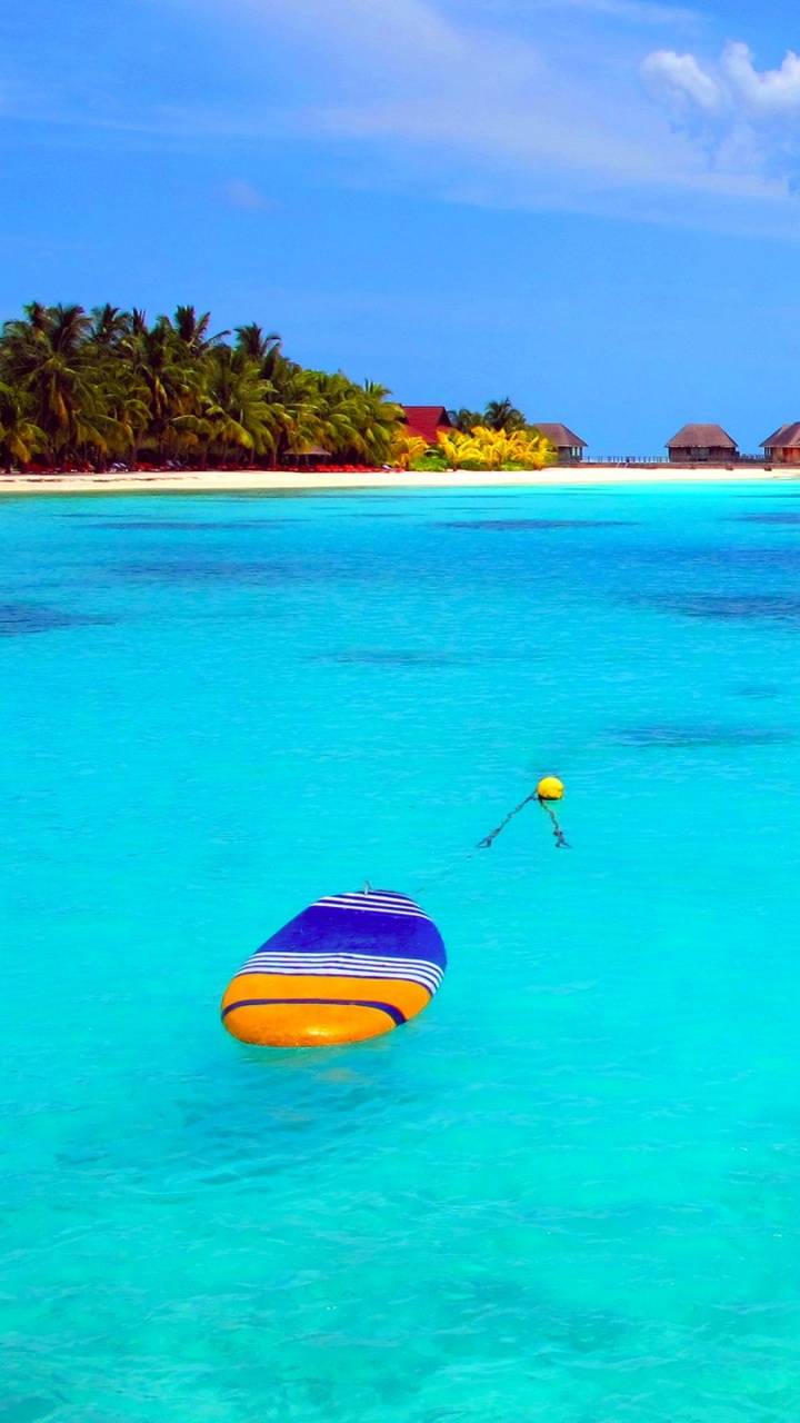 Blaues Und Gelbes Kajak Auf Blauem Meer Unter Blauem Himmel Tagsüber. Wallpaper in 720x1280 Resolution