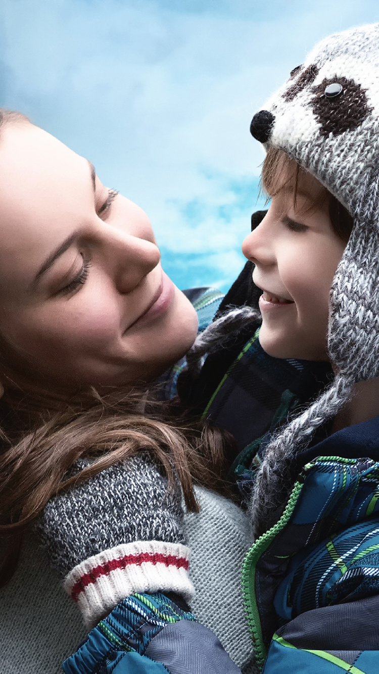 Brie Larson, Chambre, Interaction, Amitié, Amusement. Wallpaper in 750x1334 Resolution