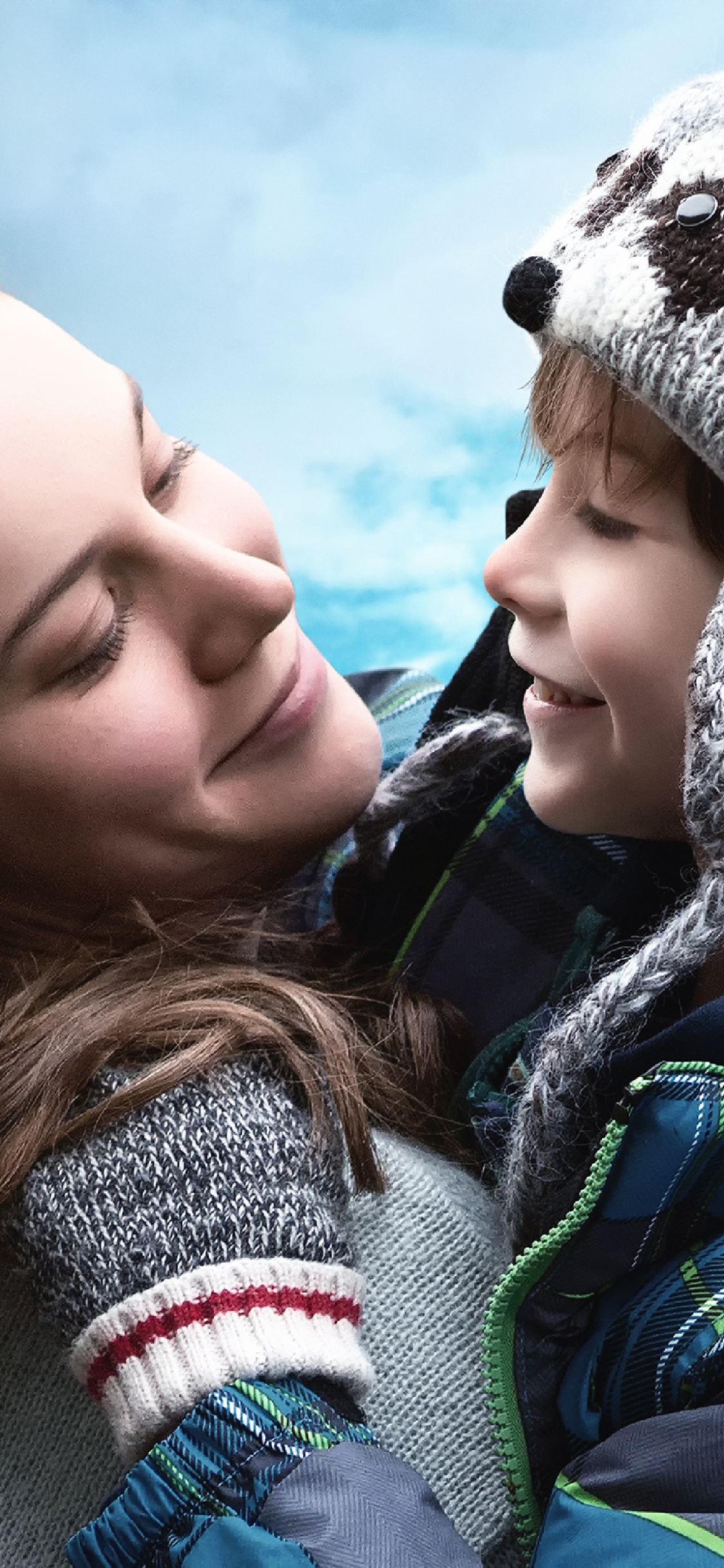 Brie Larson, Zimmer, Interaktion, Freundschaft, Spaß. Wallpaper in 1125x2436 Resolution