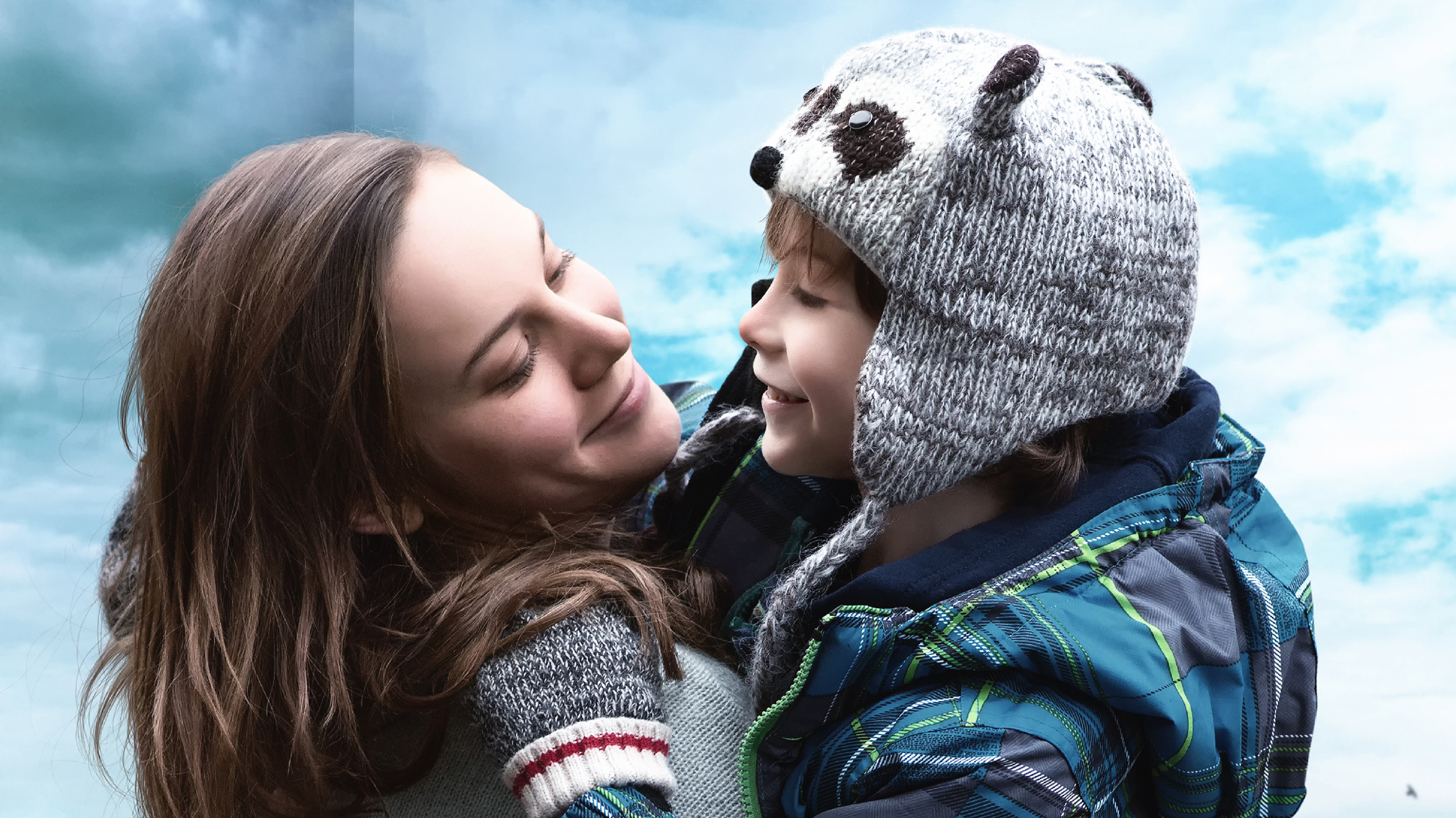 Brie Larson, Habitación, Interacción, Amistad, Diversión. Wallpaper in 2560x1440 Resolution