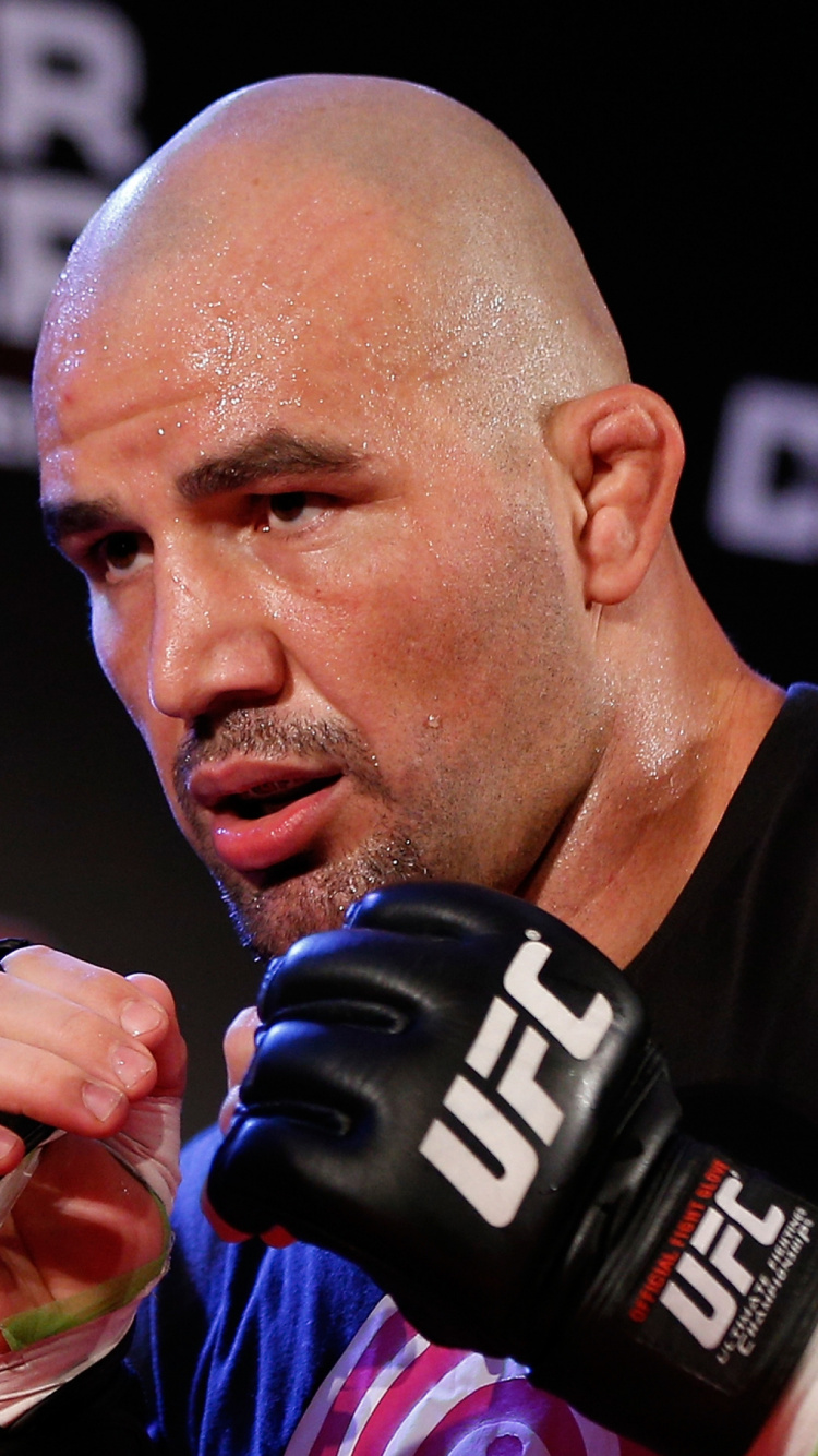 Homme en Chemise Noire à Col Rond Portant Des Gants de Boxe Noirs et Blancs. Wallpaper in 750x1334 Resolution