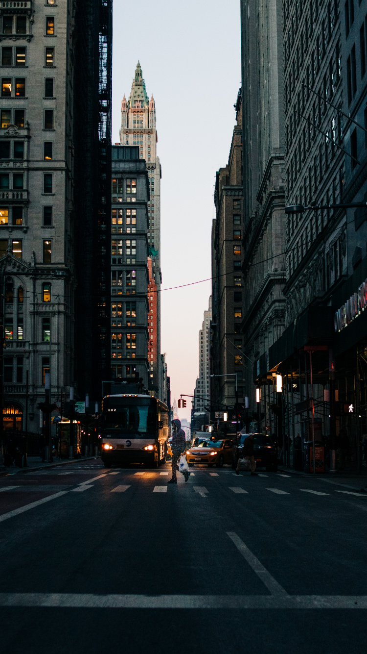 Voitures Sur Route Entre Les Immeubles de Grande Hauteur Pendant la Journée. Wallpaper in 750x1334 Resolution