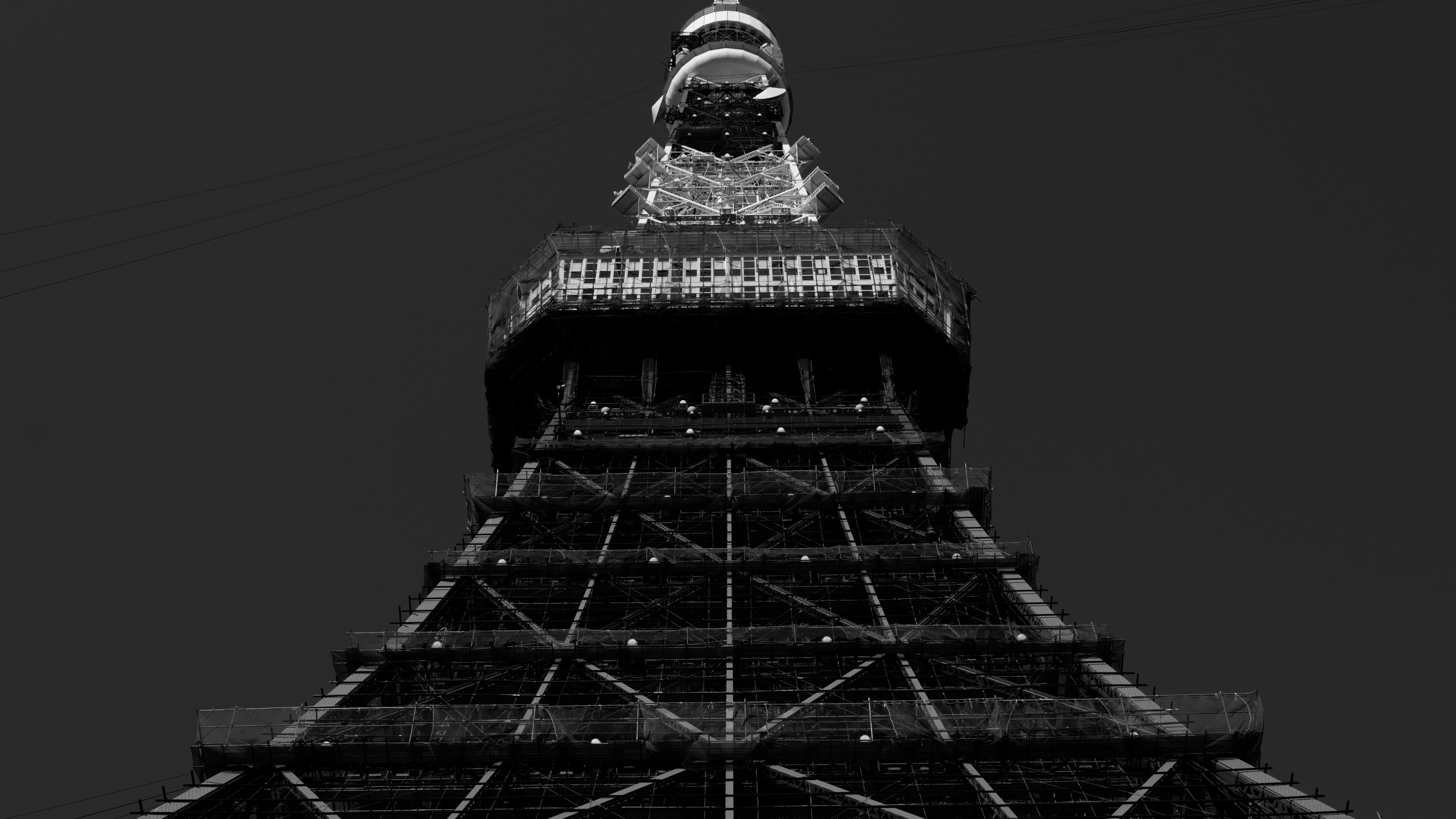 Black and White Tower With Lights. Wallpaper in 2560x1440 Resolution